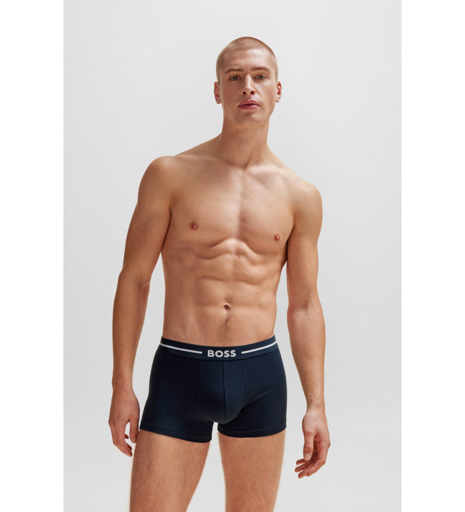 Pacote com 3 cuecas boxer BOSS, nas cores azul marinho e azul-marinho.