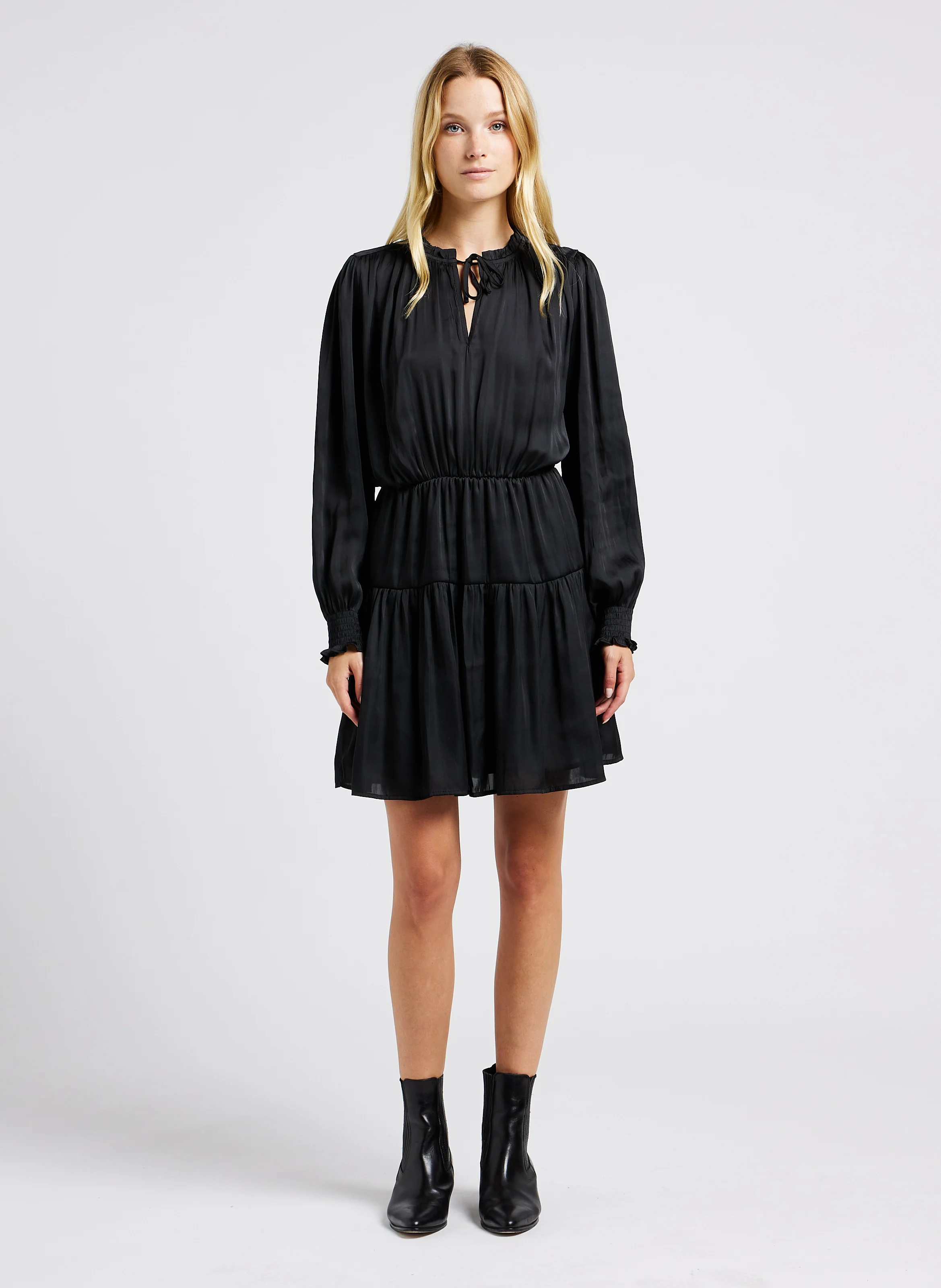 LOURDES - Robe courte droite encolure ronde | Noir