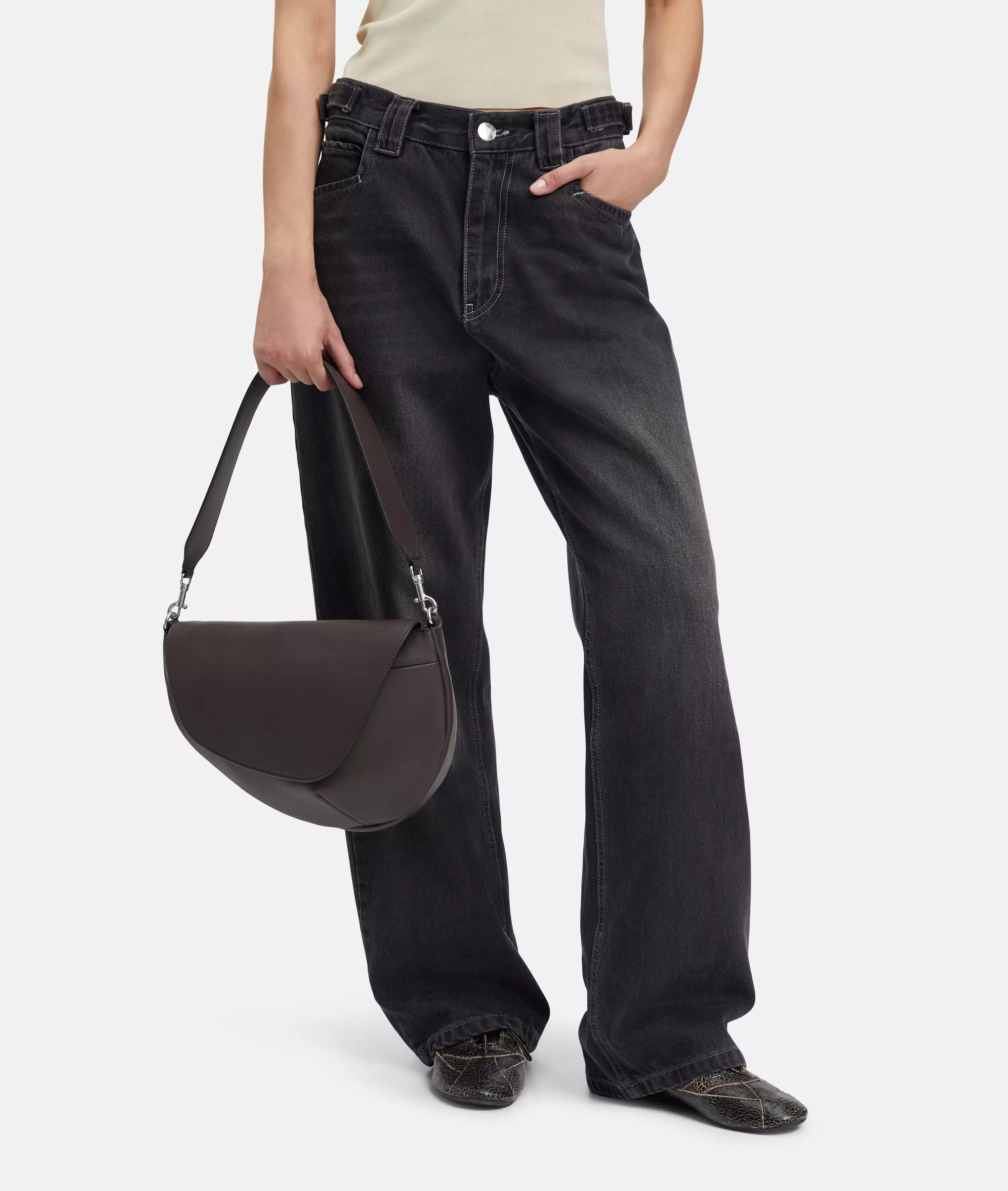 Oval Shoulder-Bag M Spacious shoulder bag made from recycled leather