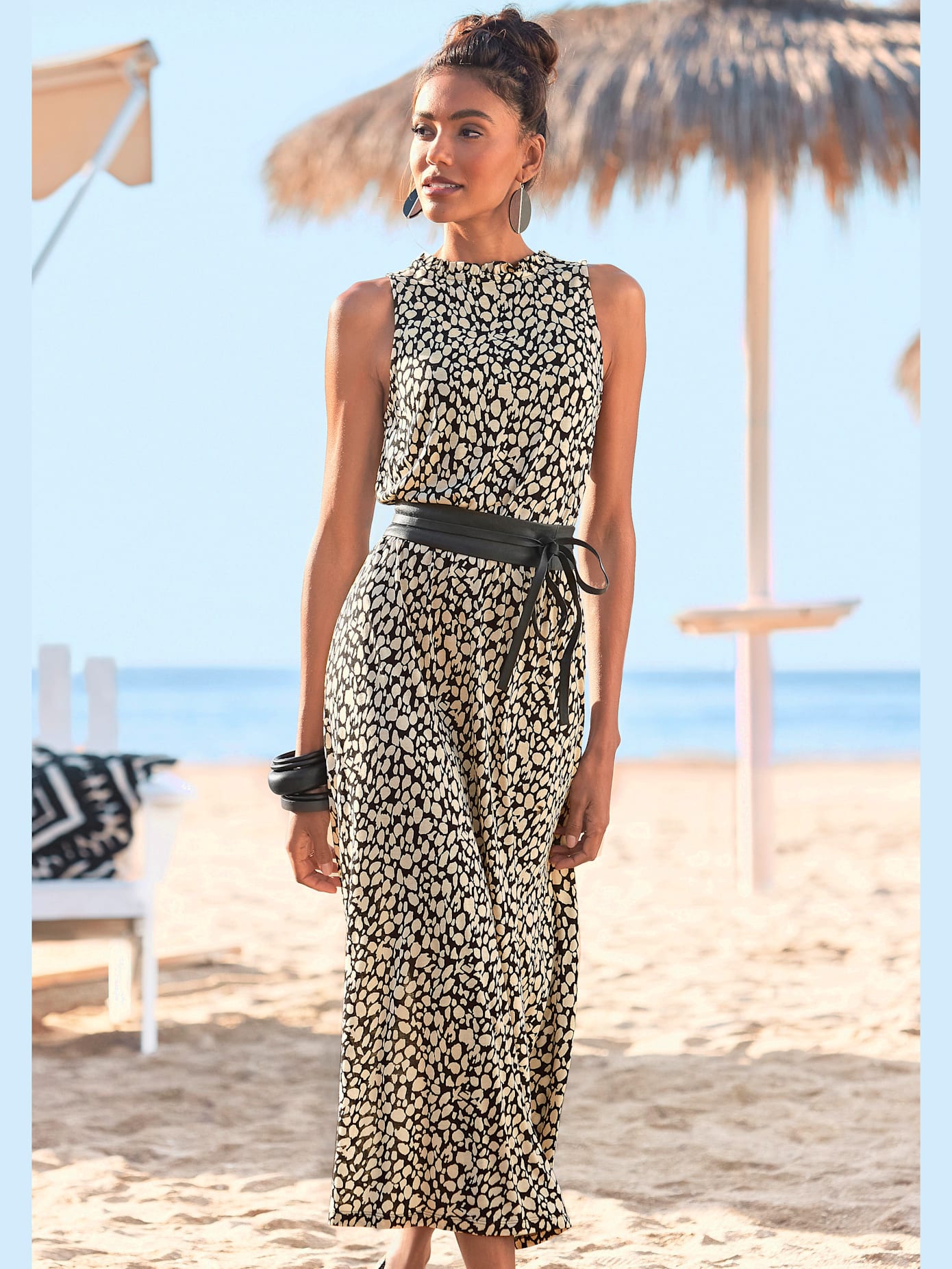 Robe en jersey encolure haute volantée