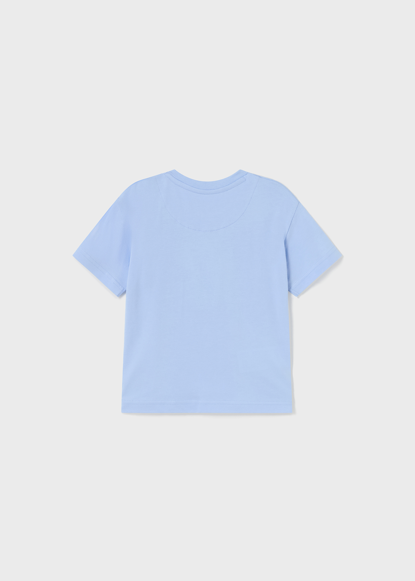 Camiseta infantil com estampa interativa feita de algodão sustentável.