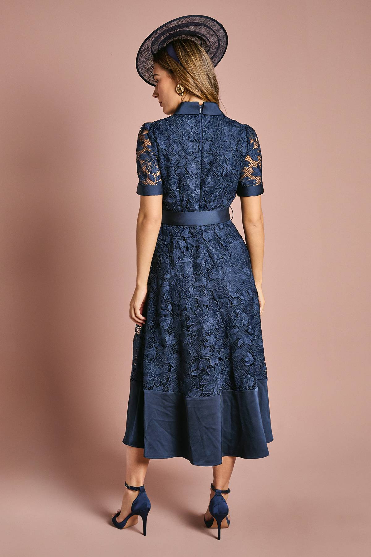 Coast Robe Midi Chemisier en Dentelle avec Finitions Satinées