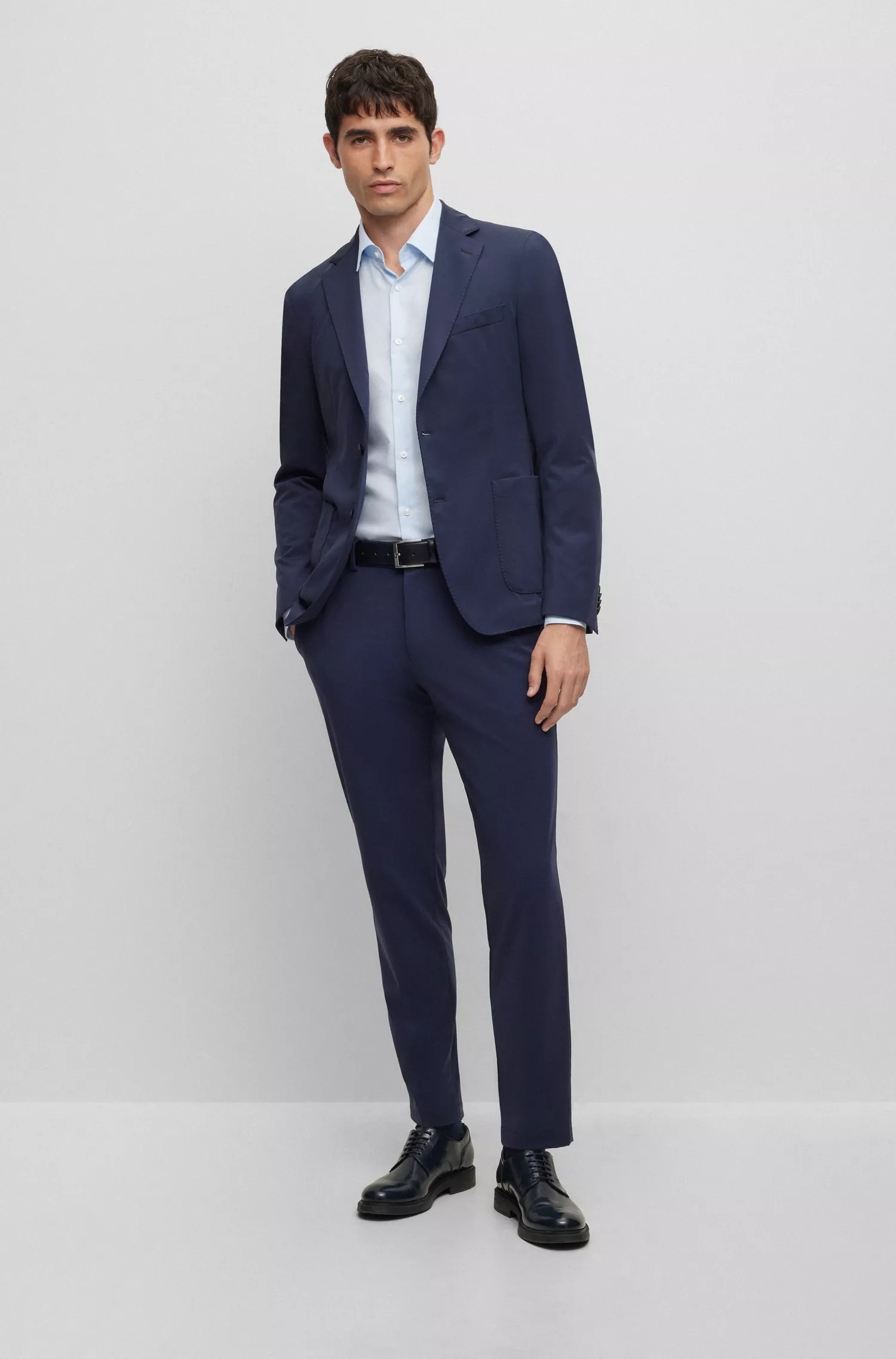 Camisa BOSS preta de corte slim em algodão estruturado de alto desempenho.