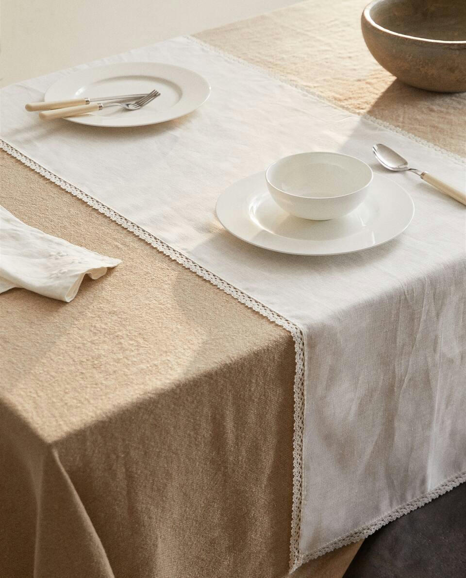 CAMINHO DE MESA COM ACABAMENTO EM RENDA