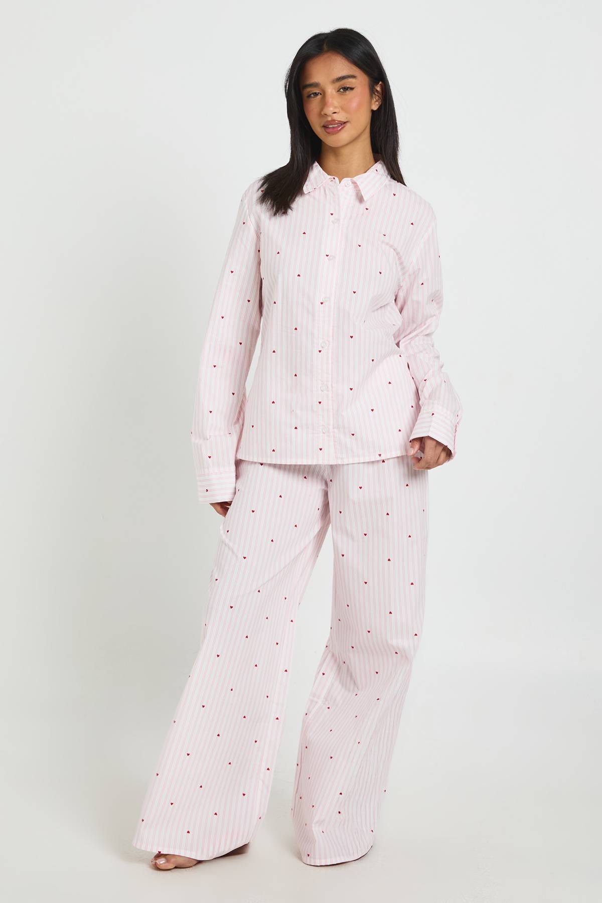 boohoo Ensemble Pyjama Petite Chemise Et Pantalon À Manches Longues En Popeline De Coton À Rayures Fines Et Motif Cœurs