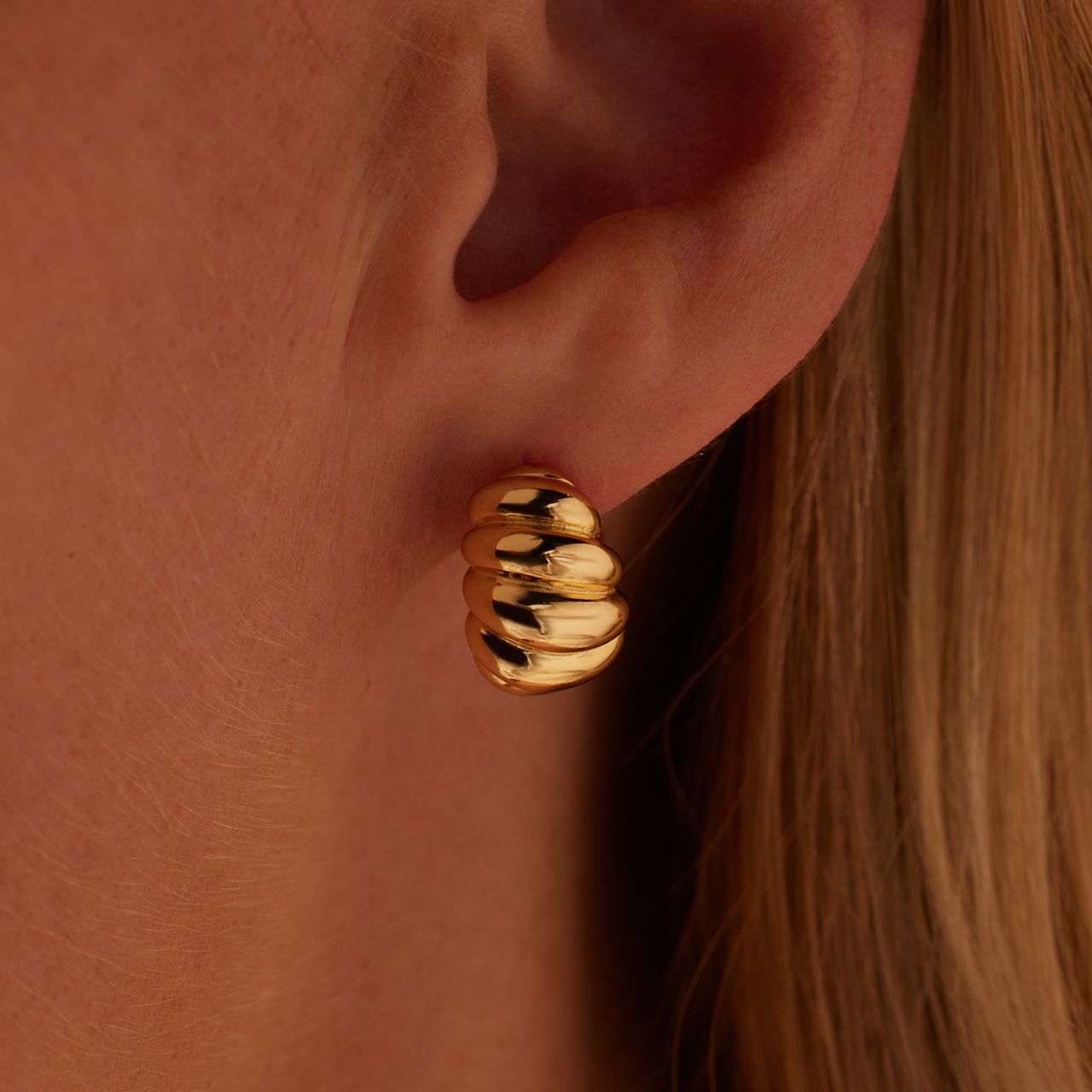 Zilveren goldplated oorknop croissant