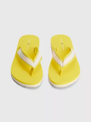 Chinelo de dedo com tiras metálicas