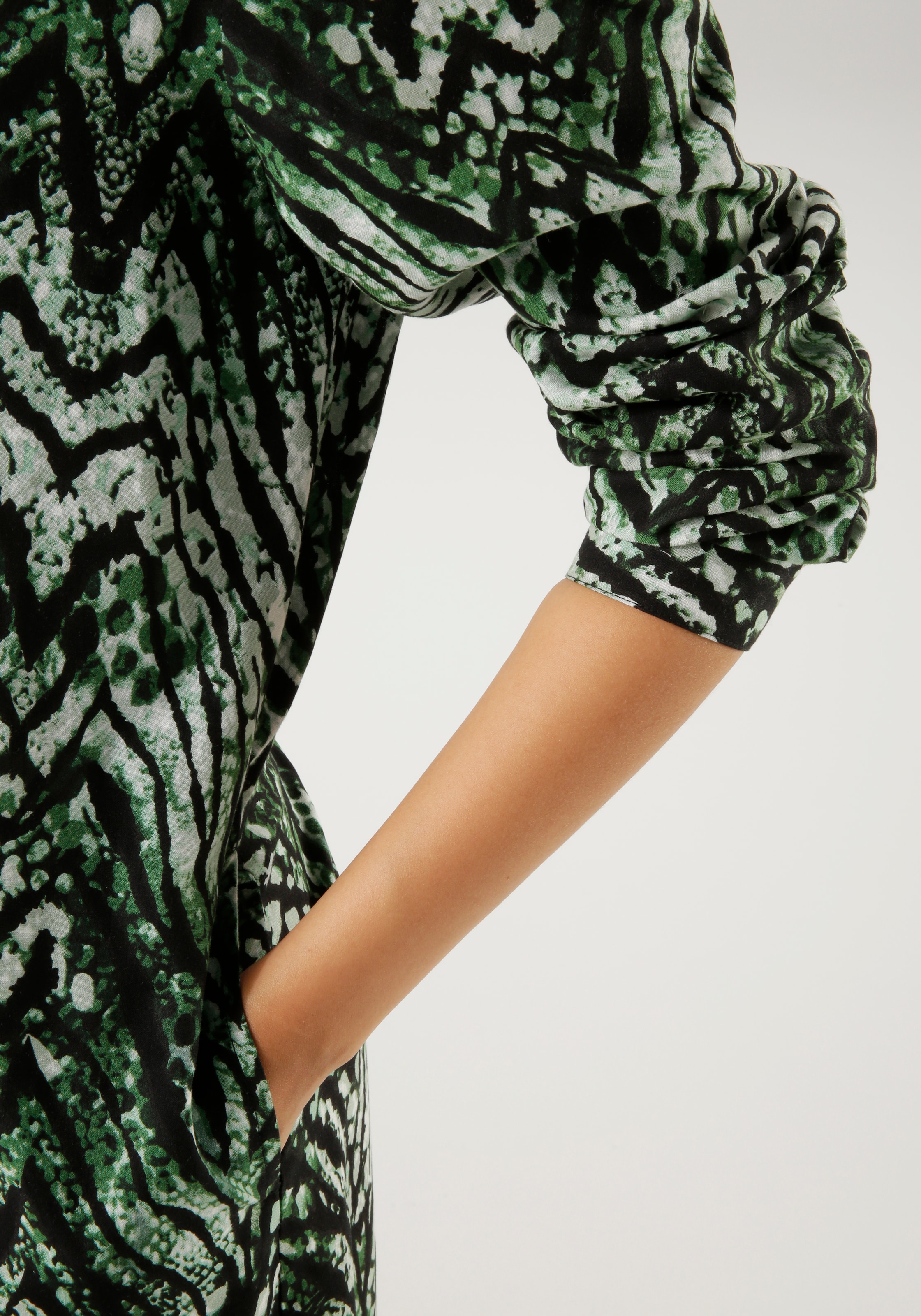 Aniston CASUAL Blusenkleid Eingrifftaschen im extravaganten Animal-Print- jedes Teil ein Unikat