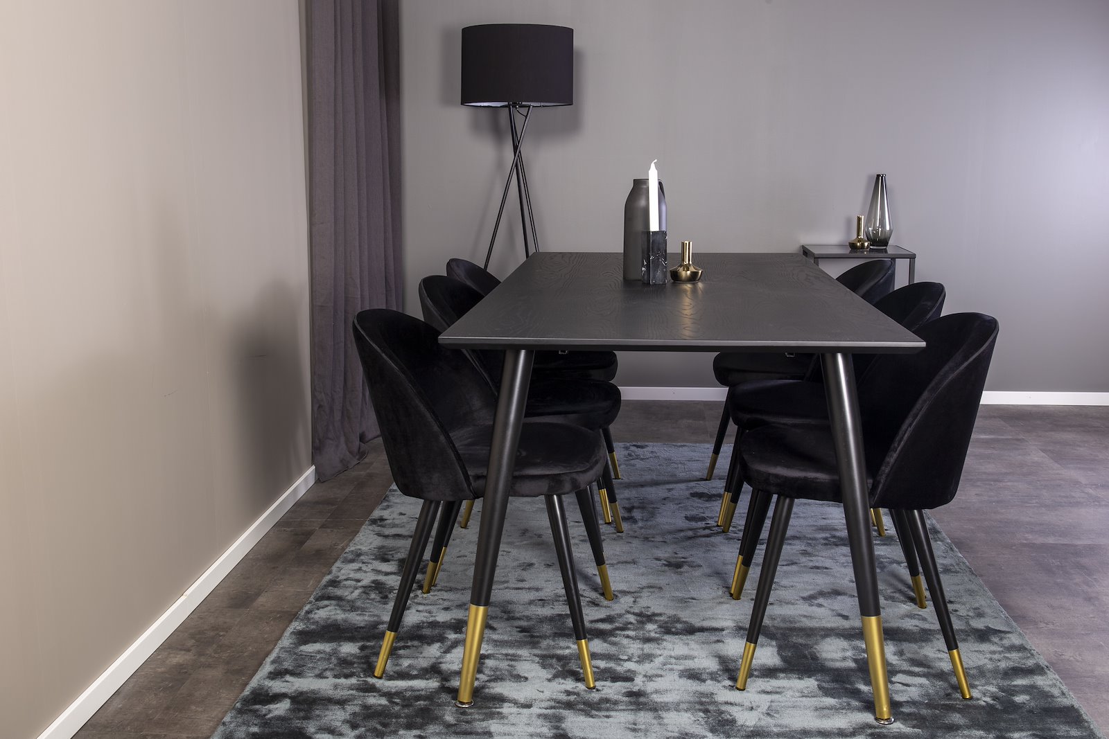 Dipp og Velvet Spisegruppe Dipp spisebord i sort finér med 6 stk. Velvet spisestoler i Sort fløyel og messing ben.