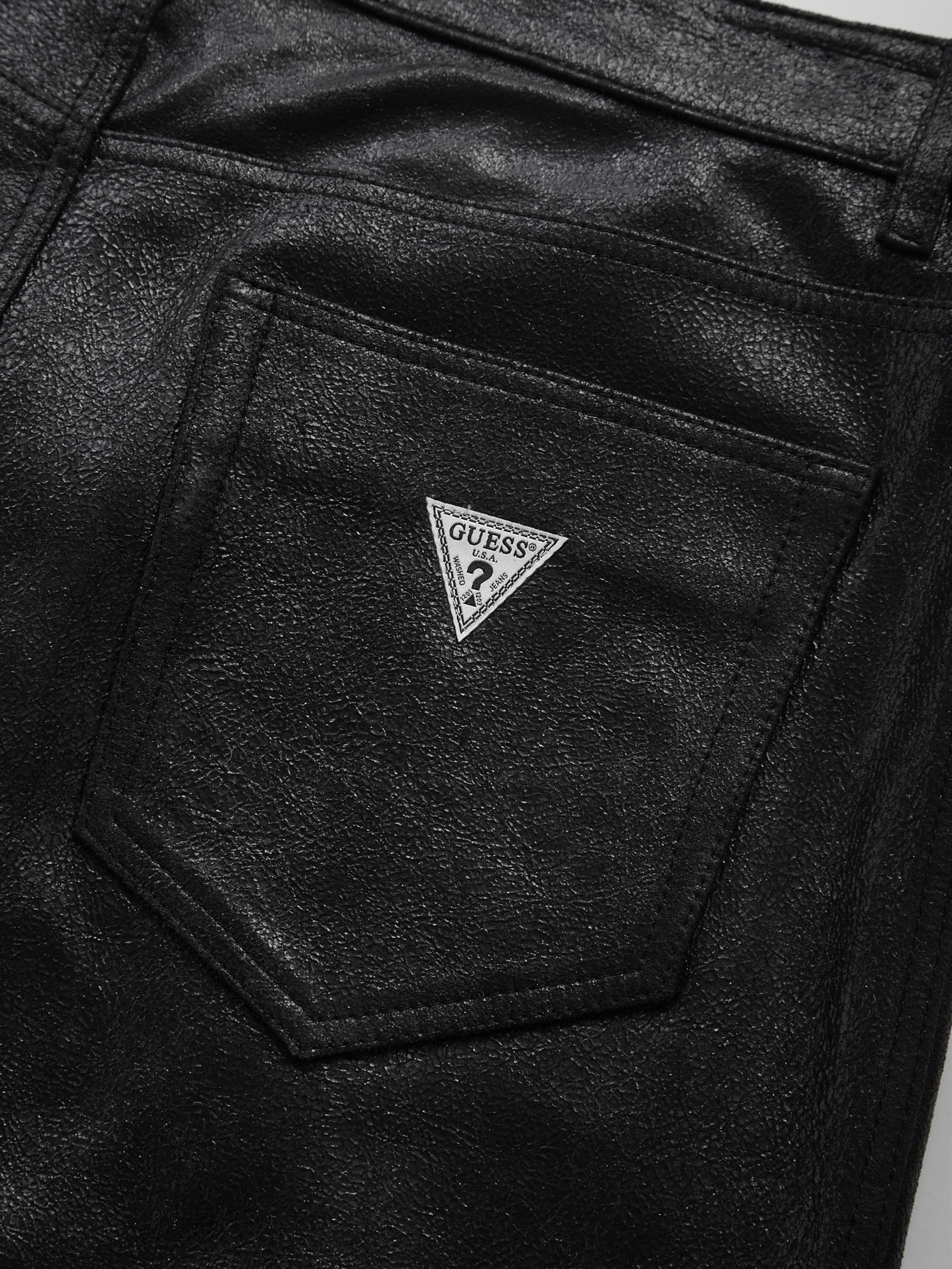shorts de couro craquelado