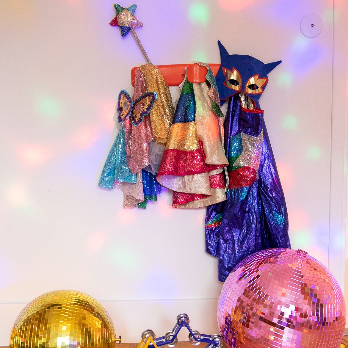 Déguisement cape sequins multicolores Mercredi et Patati