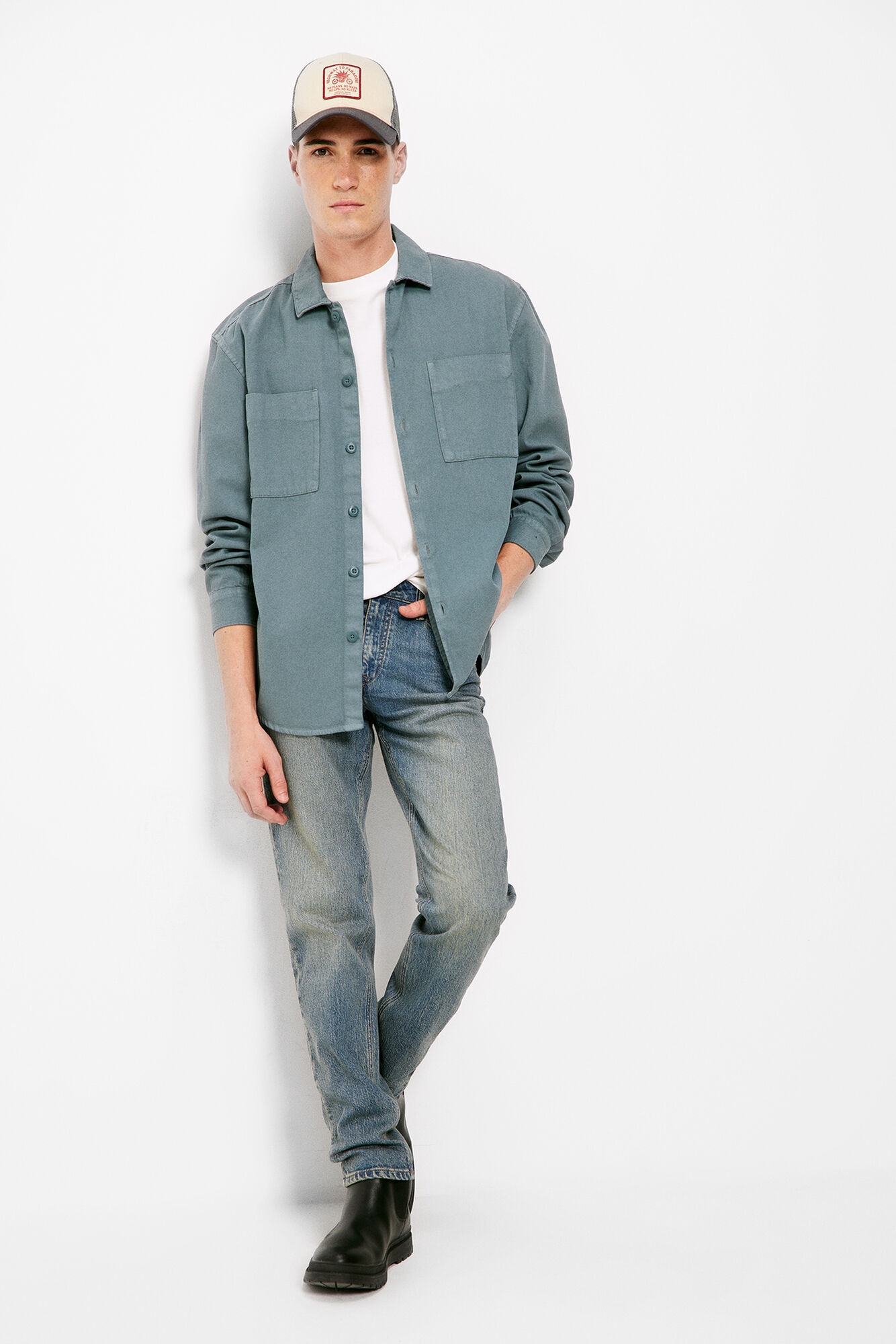 Calça jeans slim, lavagem média, levemente suja.