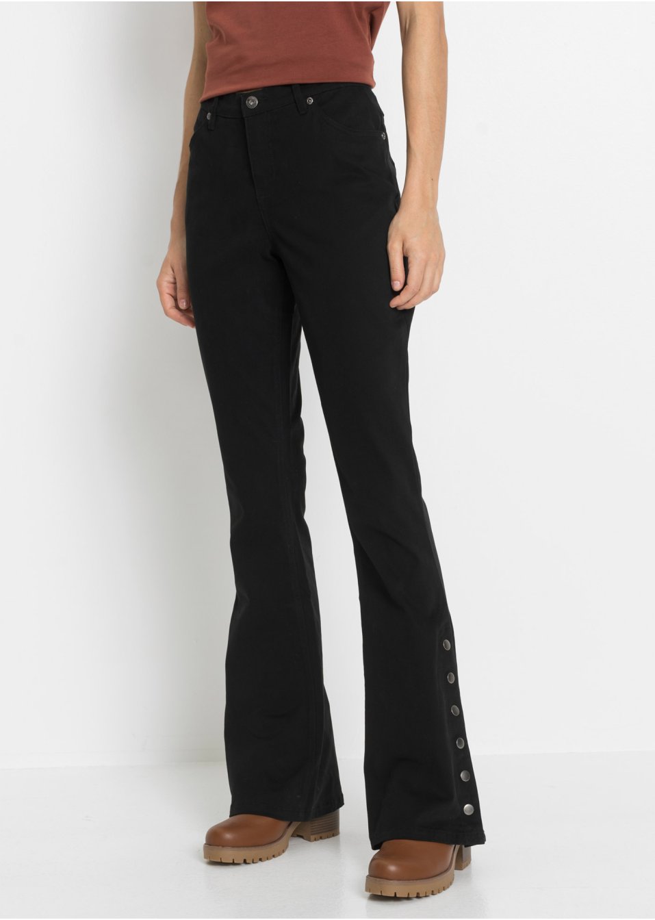 Pantalon évasé avec patte de boutonnage latérale