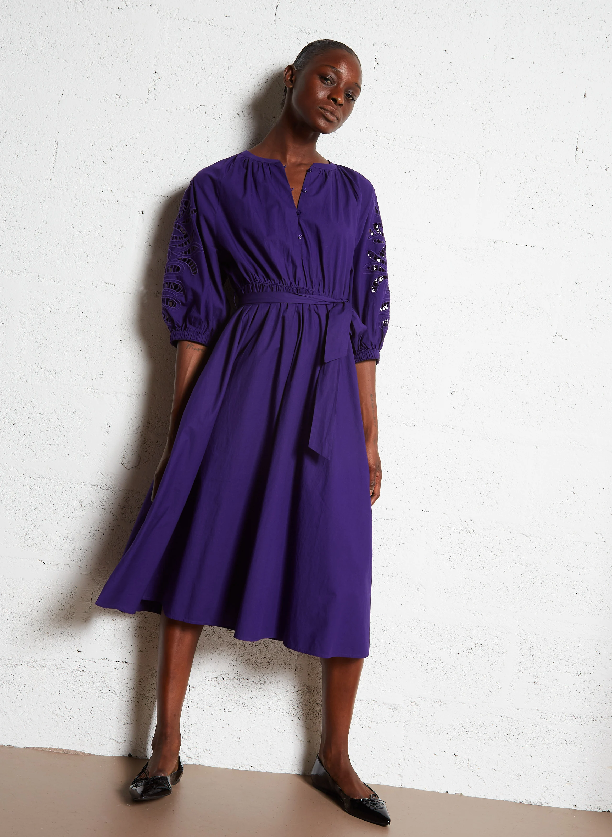 MICHA - Robe longue cintrée à broderies en coton | Violet