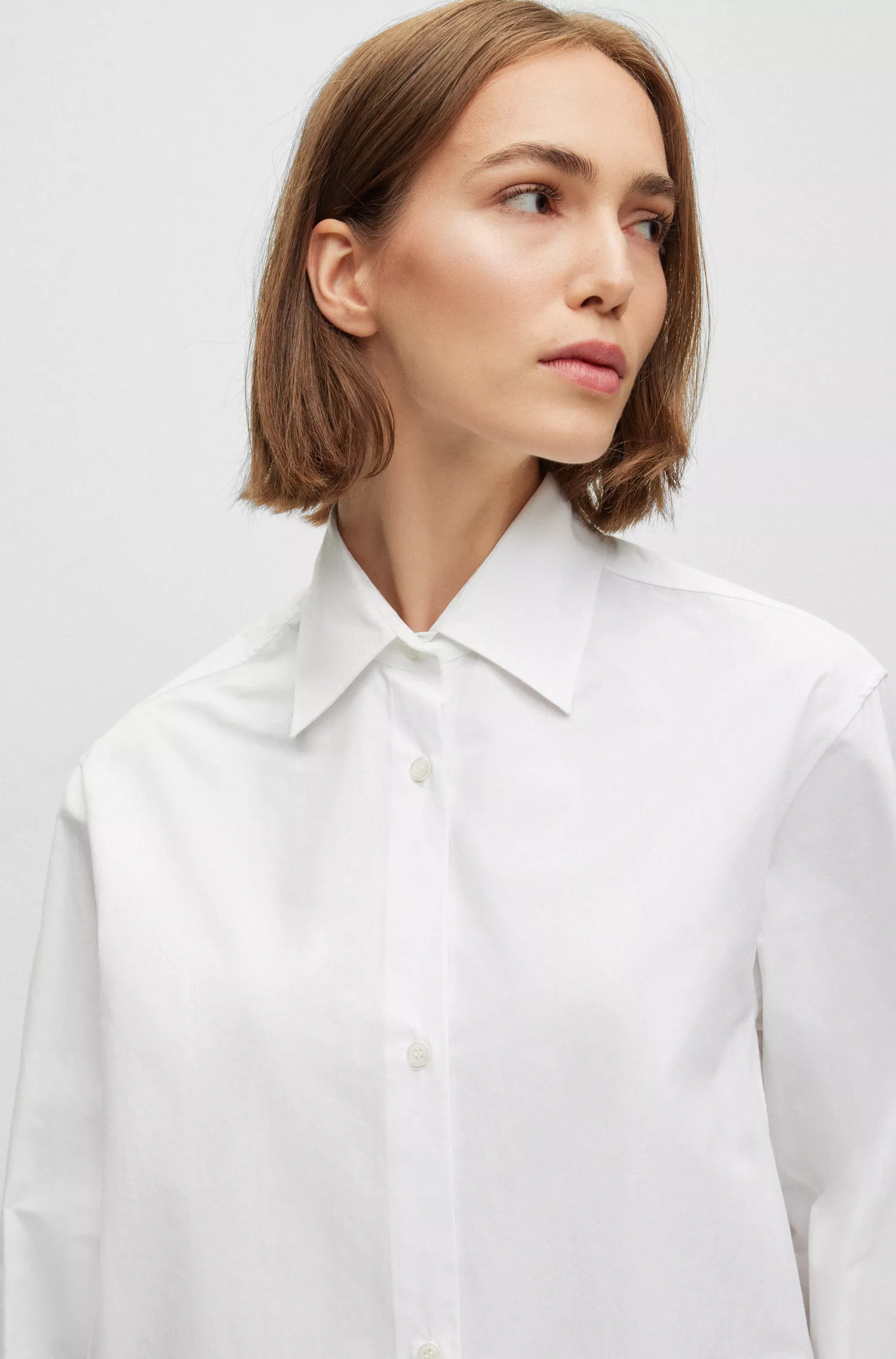 Blusa BOSS preta de corte longo em popeline de algodão com gola pontiaguda.