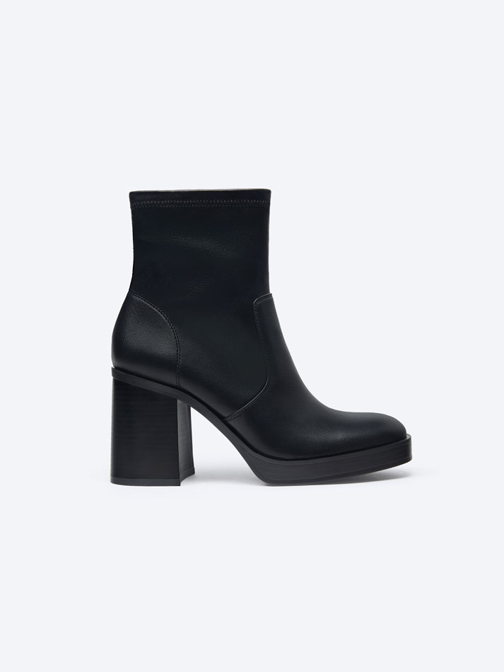 Botas de cano curto com plataforma elástica - Pretas