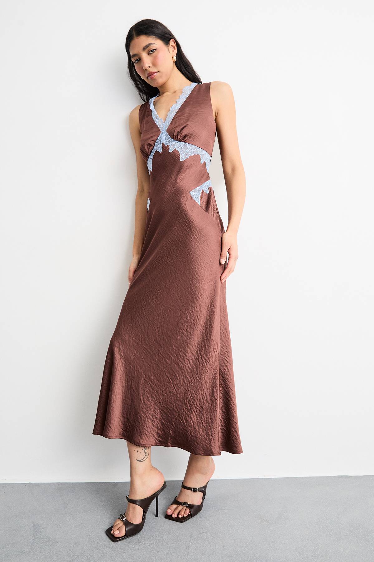 Warehouse Robe Midi Biais À Empiècements Brodés De Dentelle