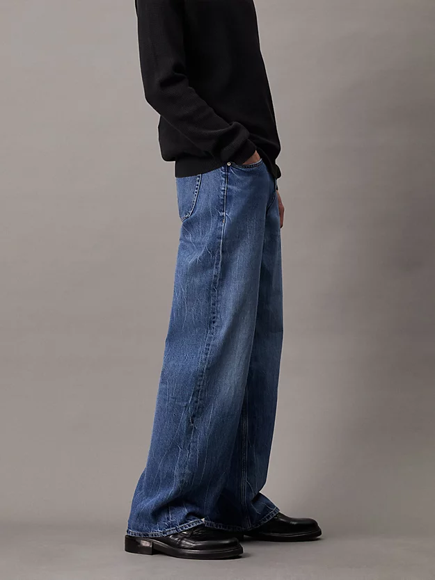 Calça jeans reta e folgada
