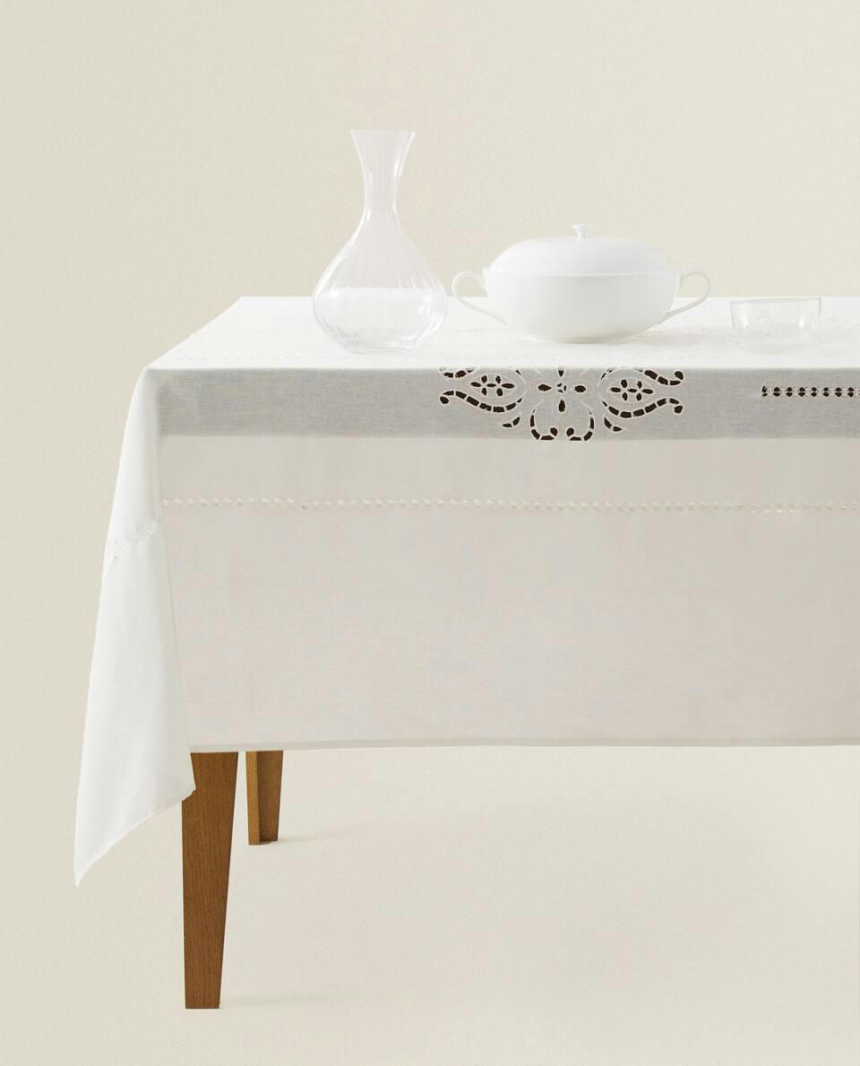 TOALHA DE MESA COM FLORES BORDADAS