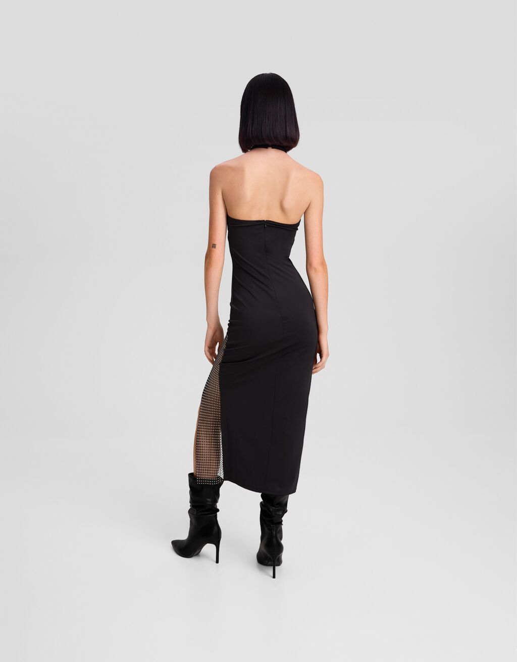 Vestido midi com decote halter e detalhes em strass.