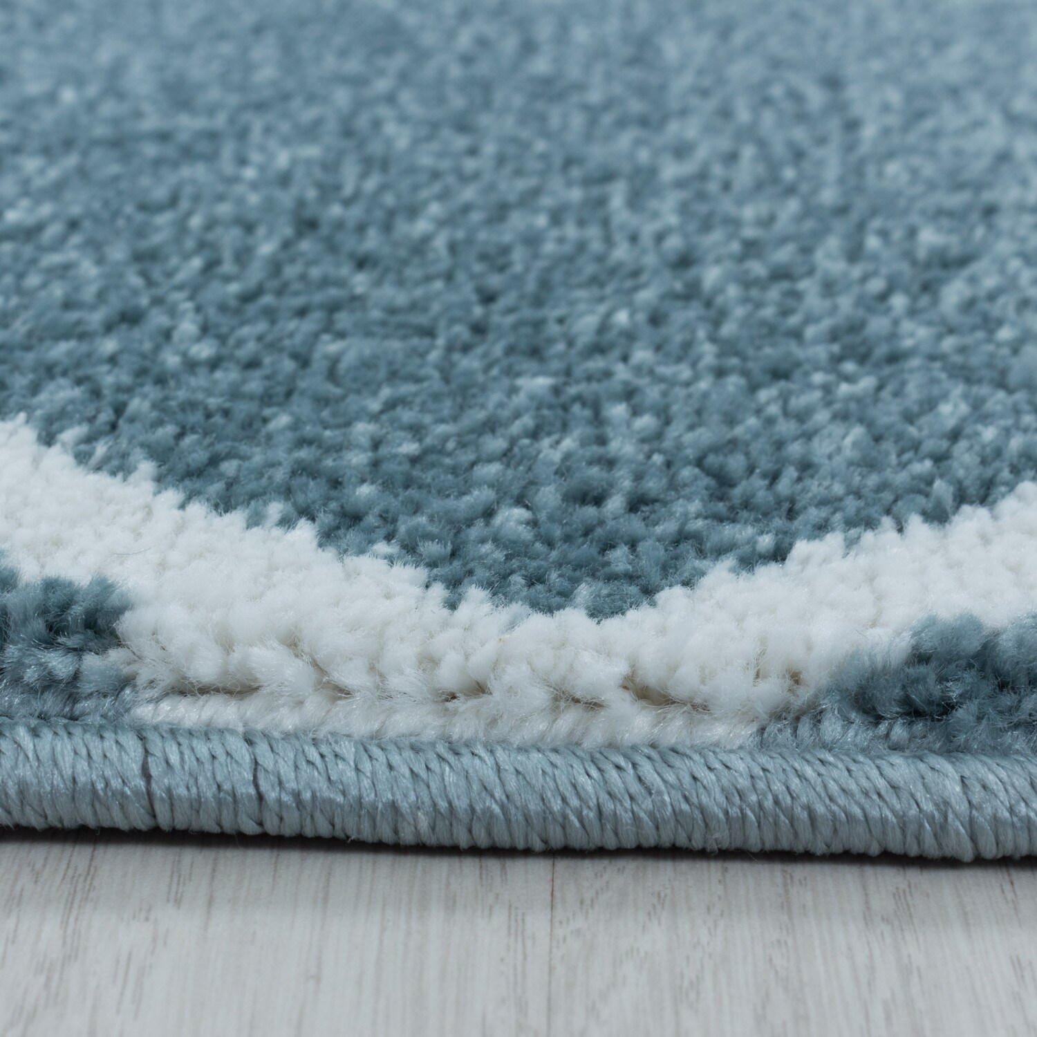 Stilvoller Designer Teppich: Moderner Kurzflor, Rautenmuster für das Wohnzimmer