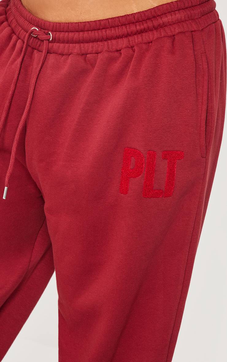 Rouge Foncé Prettylittlething Plus Jogging À Revers Avec Appliqués Imitation Peau De Mouton