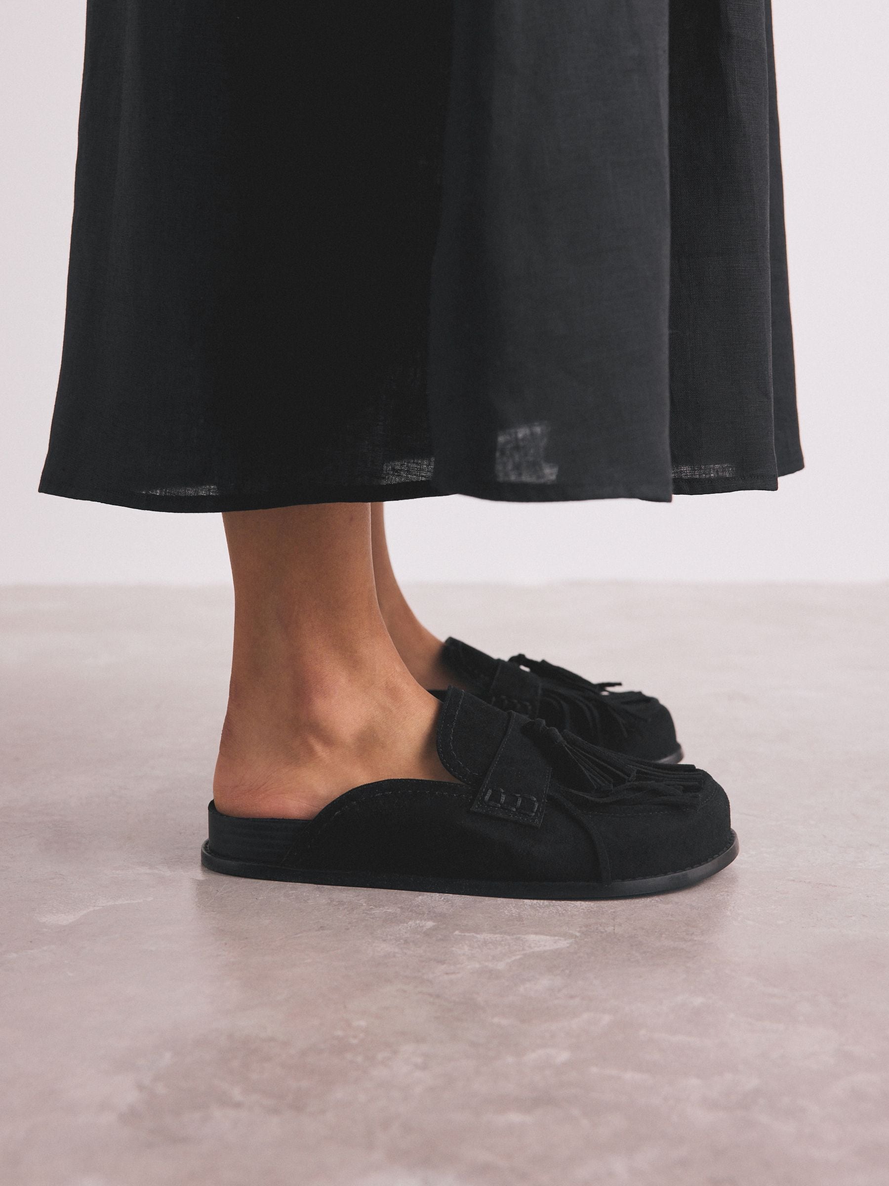 Zwart - Signature Premium Leather Suede Fringe Footbed Mules