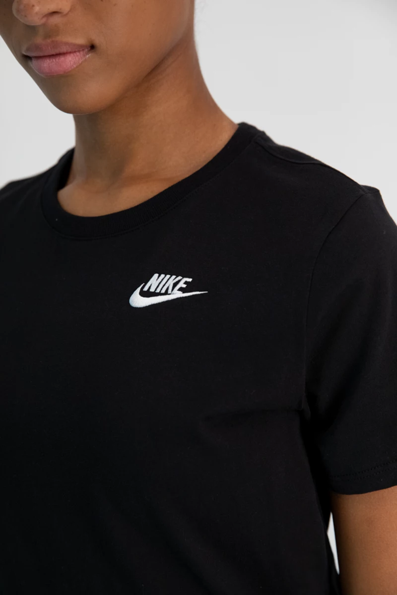Nike Sportswear Club Essentials Damen T-Shirt