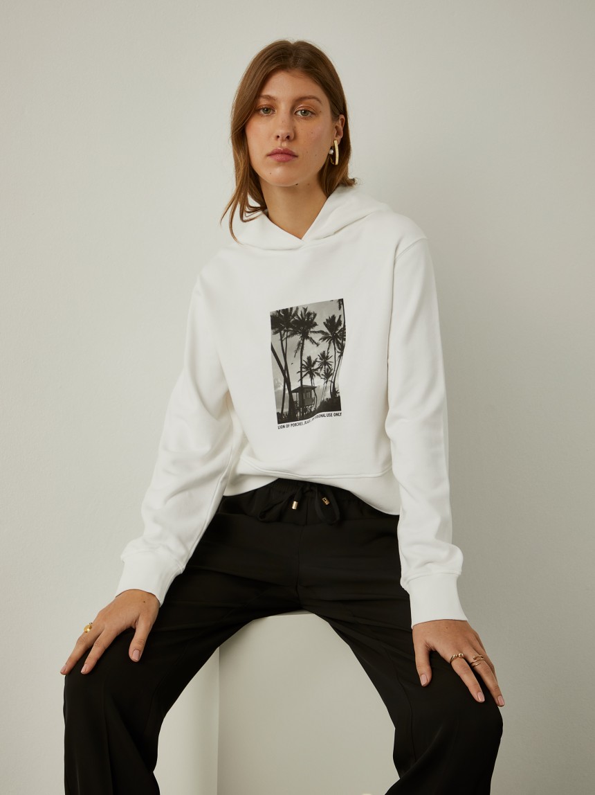 Sweater com capuz e estampado tropical