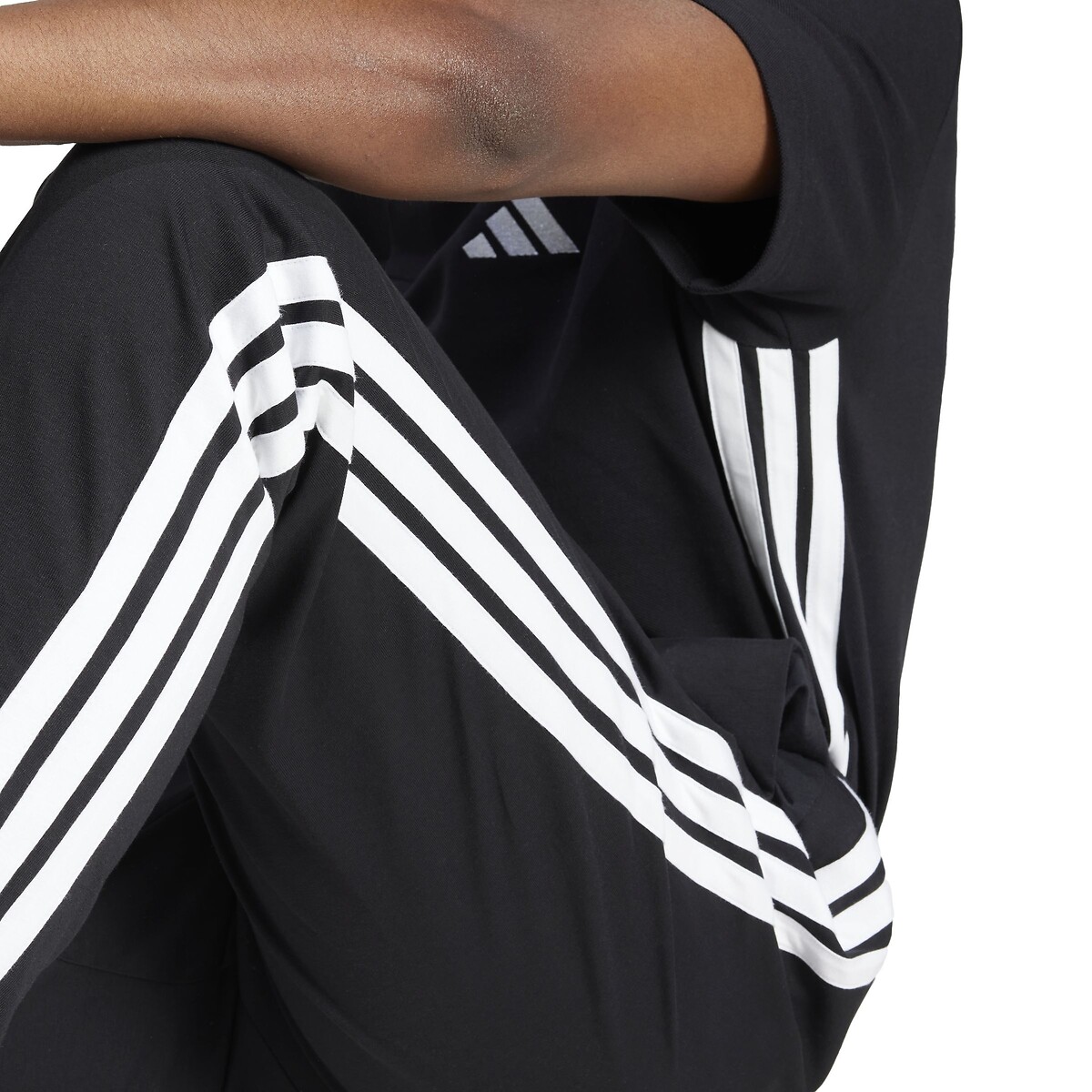 ADIDAS ROUPAS ESPORTIVAS<br>Calças Trag com 3 listras Essencial