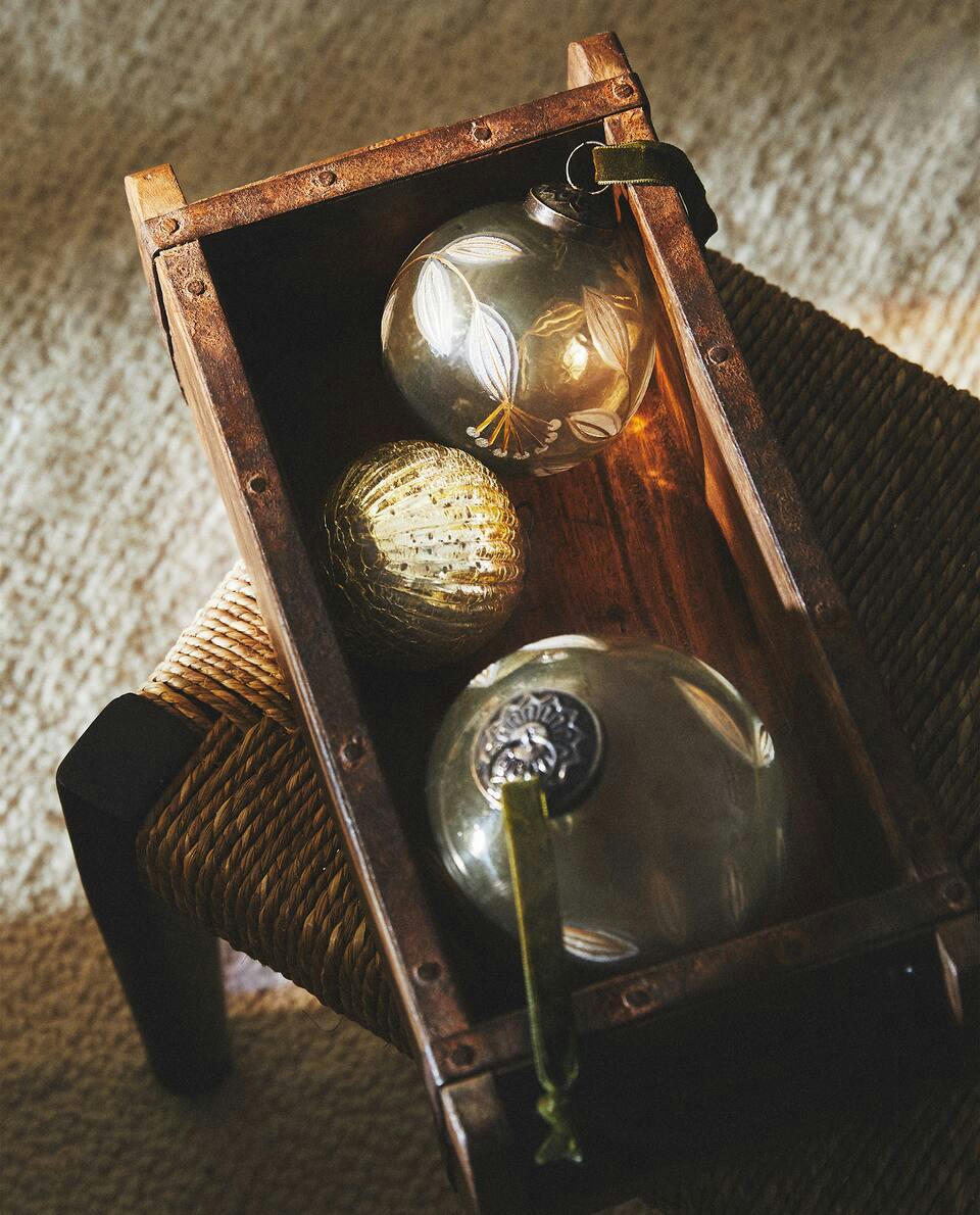 Enfeite de Natal de vidro com decoração de folhas