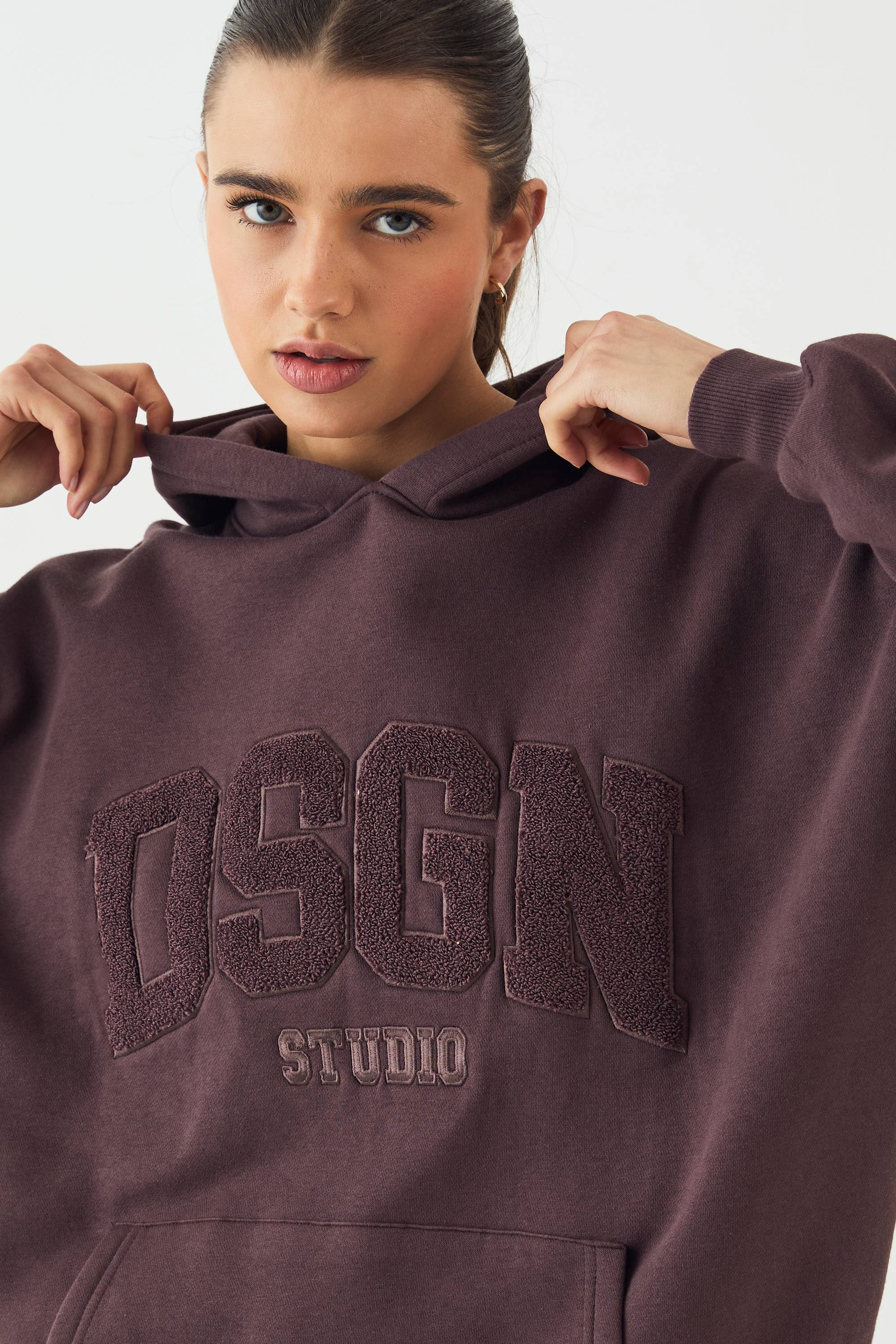 Sweat à Casynthétiqueche Oversize DSGN Studio avec Appliqué Éponge