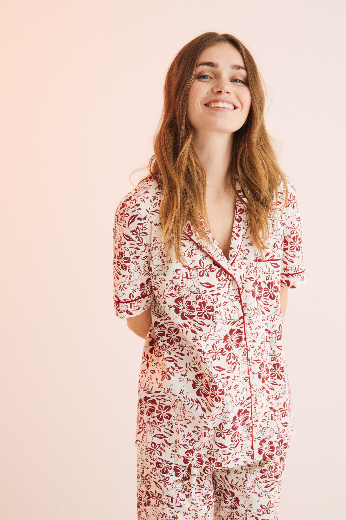 Pijama longo estilo camisa, 100% algodão, com estampa.