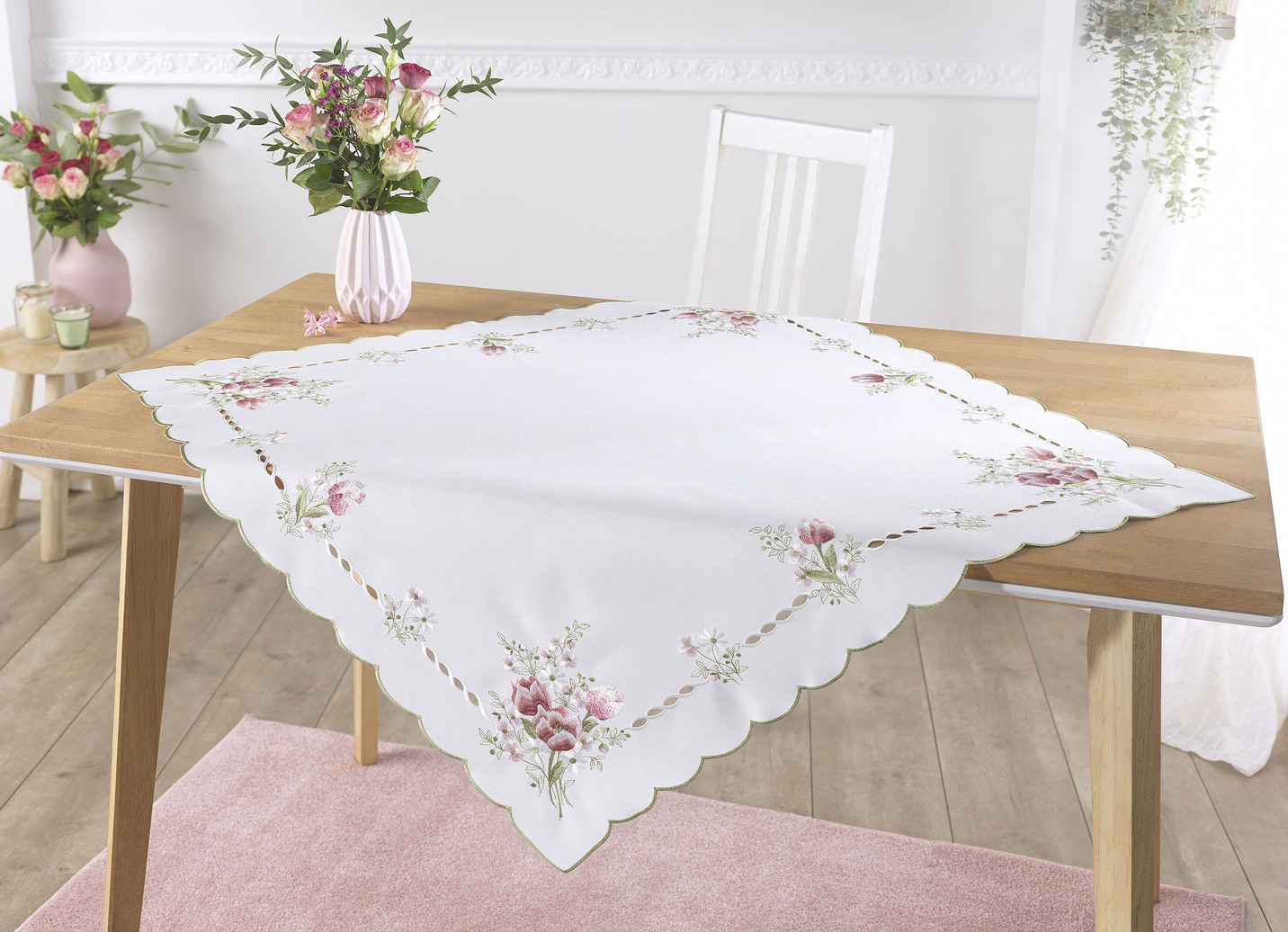 Tisch- und Raumdekoration mit Rosenmotive