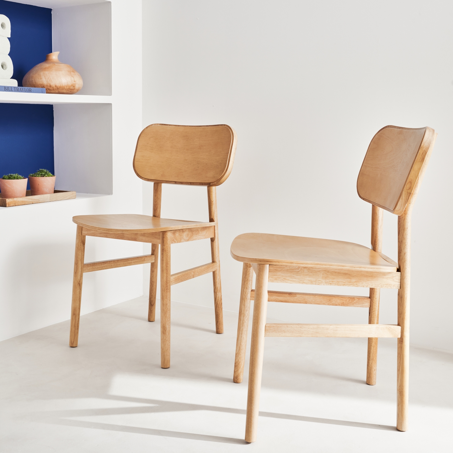Lot de 2 chaises en bois d'hévéa. Forme courbée. Finition brossée