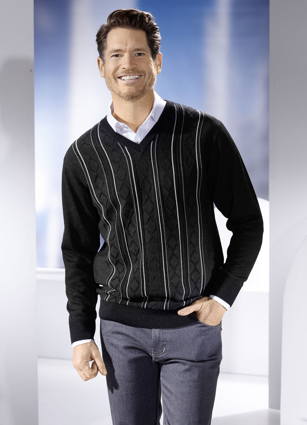 V-Pullover mit Strukturdessin in 3 Farben