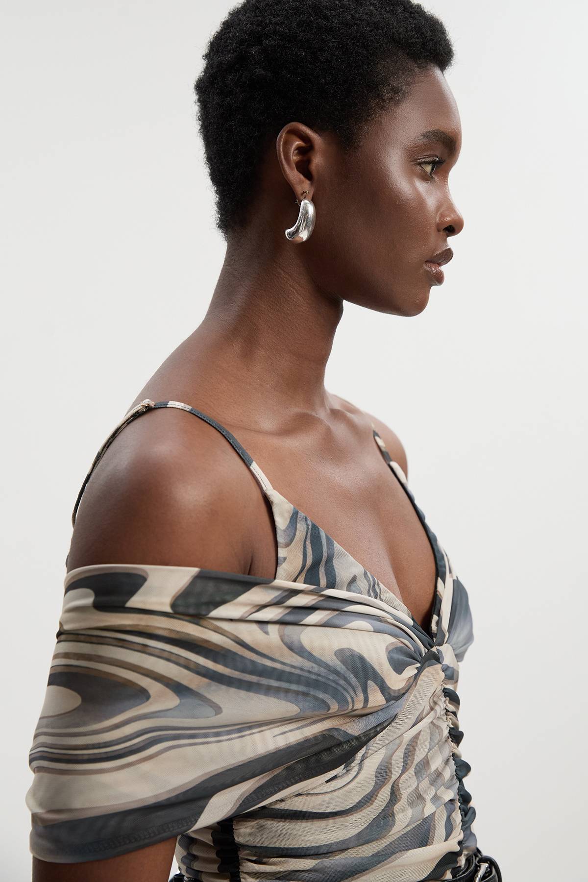 KarenMillen Body en Maille Imprimé Marbre à Décolleté Plongeant et Détails Sangles