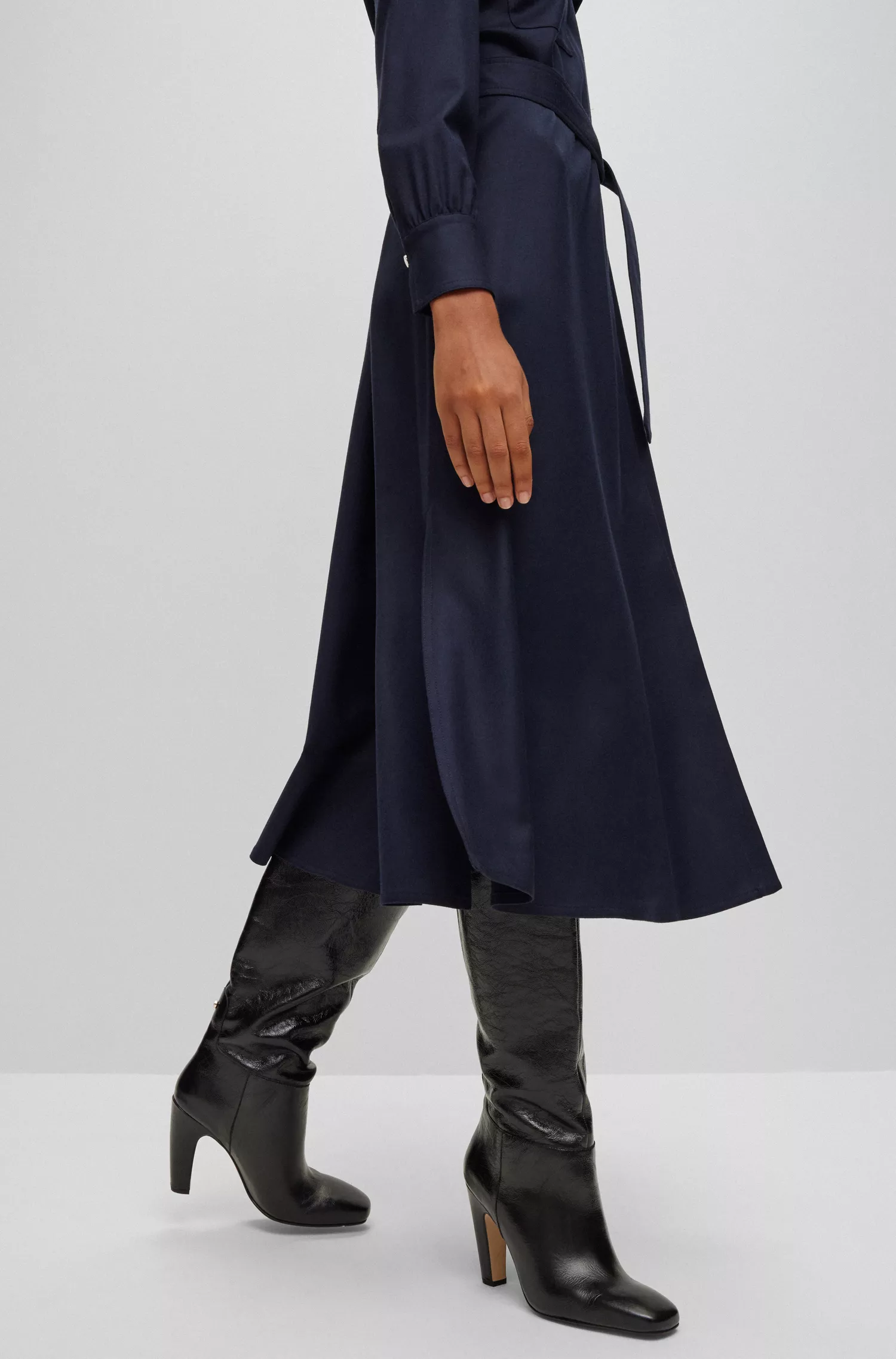 Vestido camisa BOSS preto, corte regular, em flanela de lã elástica.