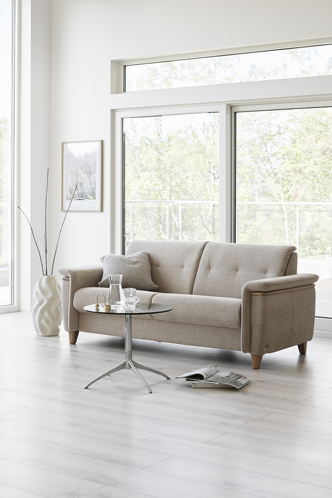 Flora 2,5-seter sofa I tekstil Daisy Beige med dekorlist i eik og 11 cm eikeben.