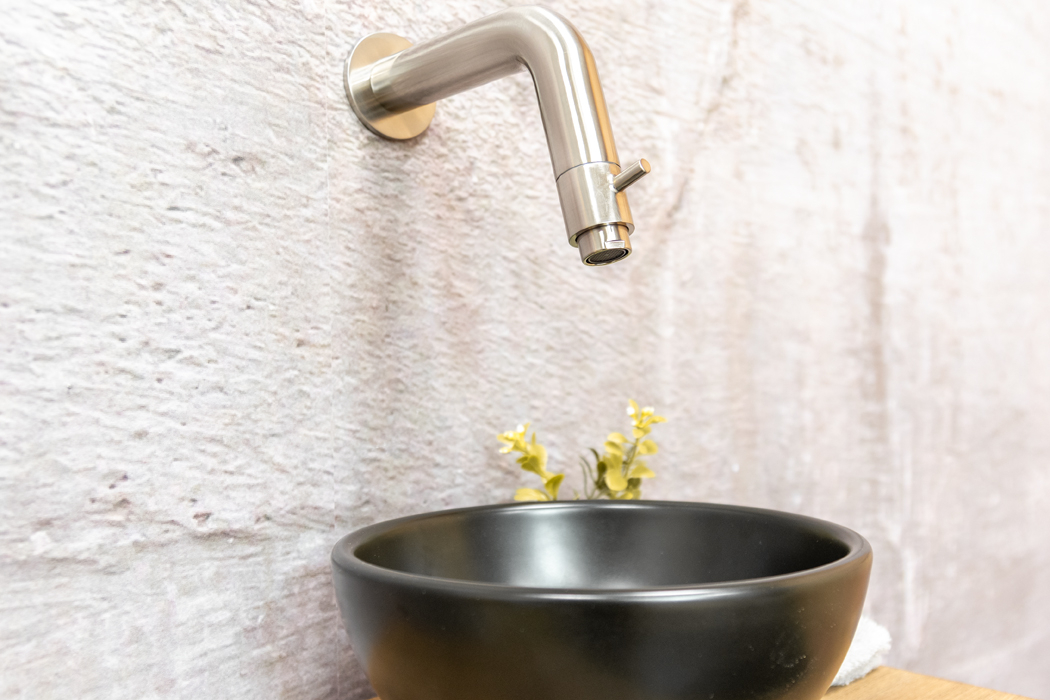 Saniclear Seba fonteinset met bruin eiken plank, zwarte waskom en RVS kraan voor in het toilet
