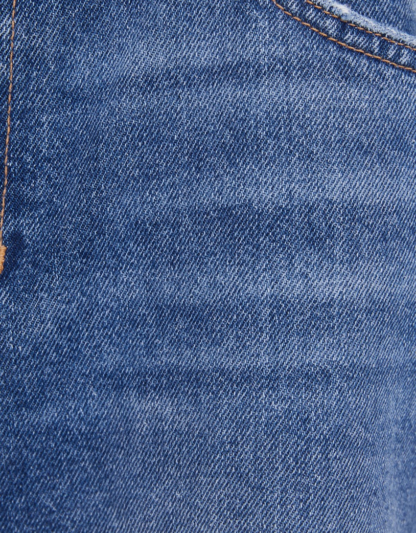 Bermuda jeans rasgada de corte justo