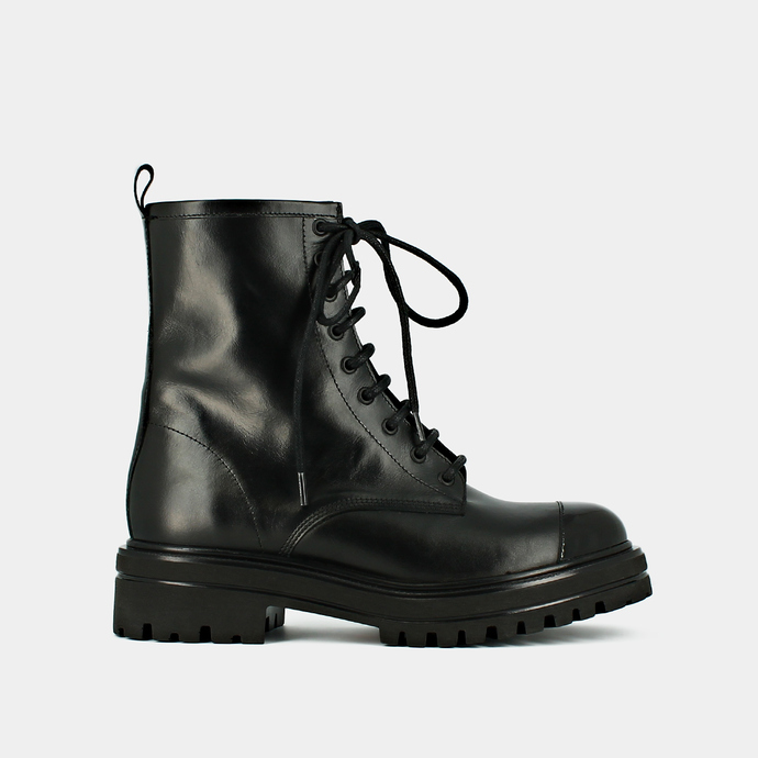 Boots à semelles crantées et lacets  en cuir et vernis noir