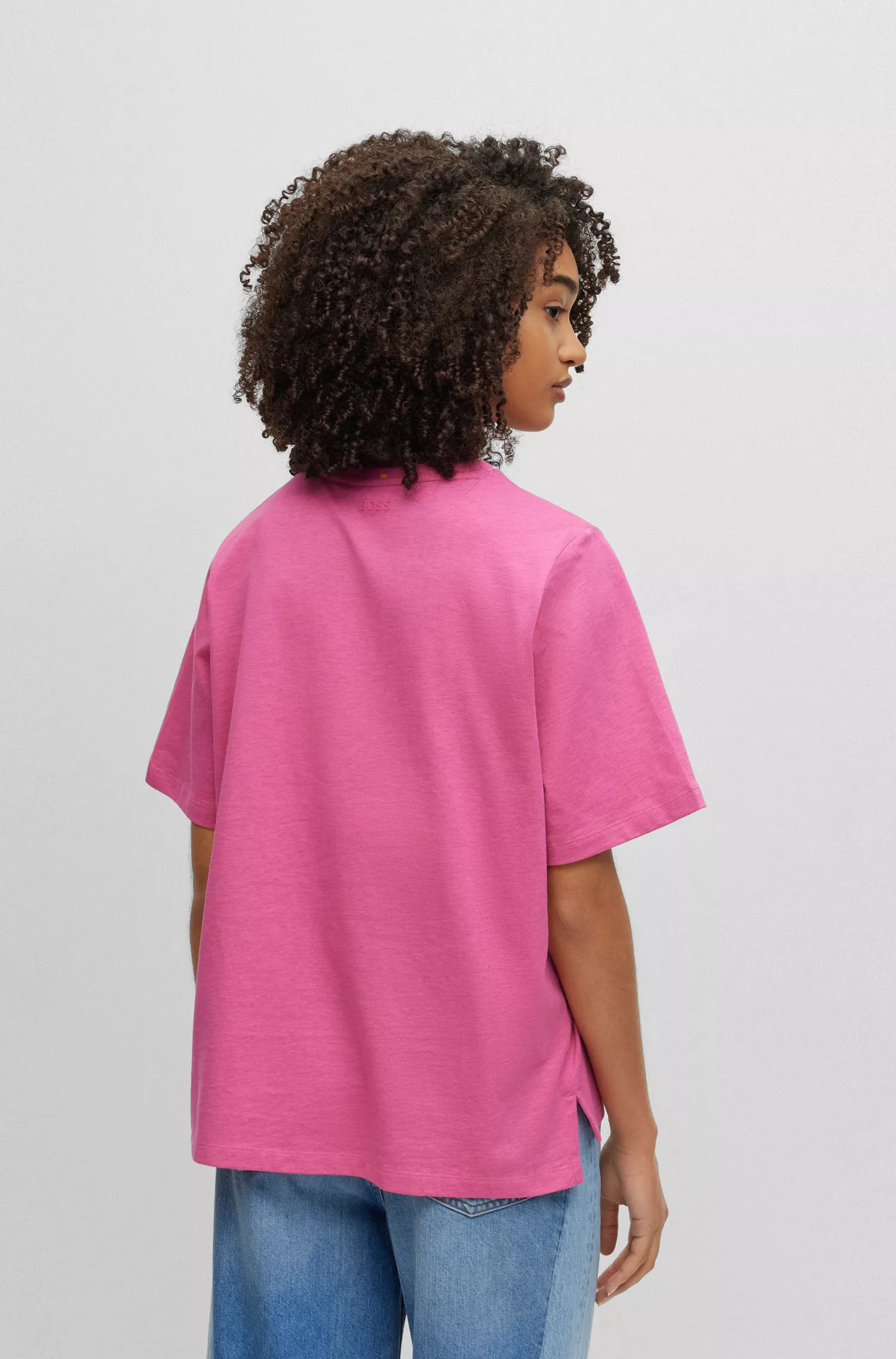 Camiseta BOSS preta de modelagem oversized em algodão orgânico com estampa do logo