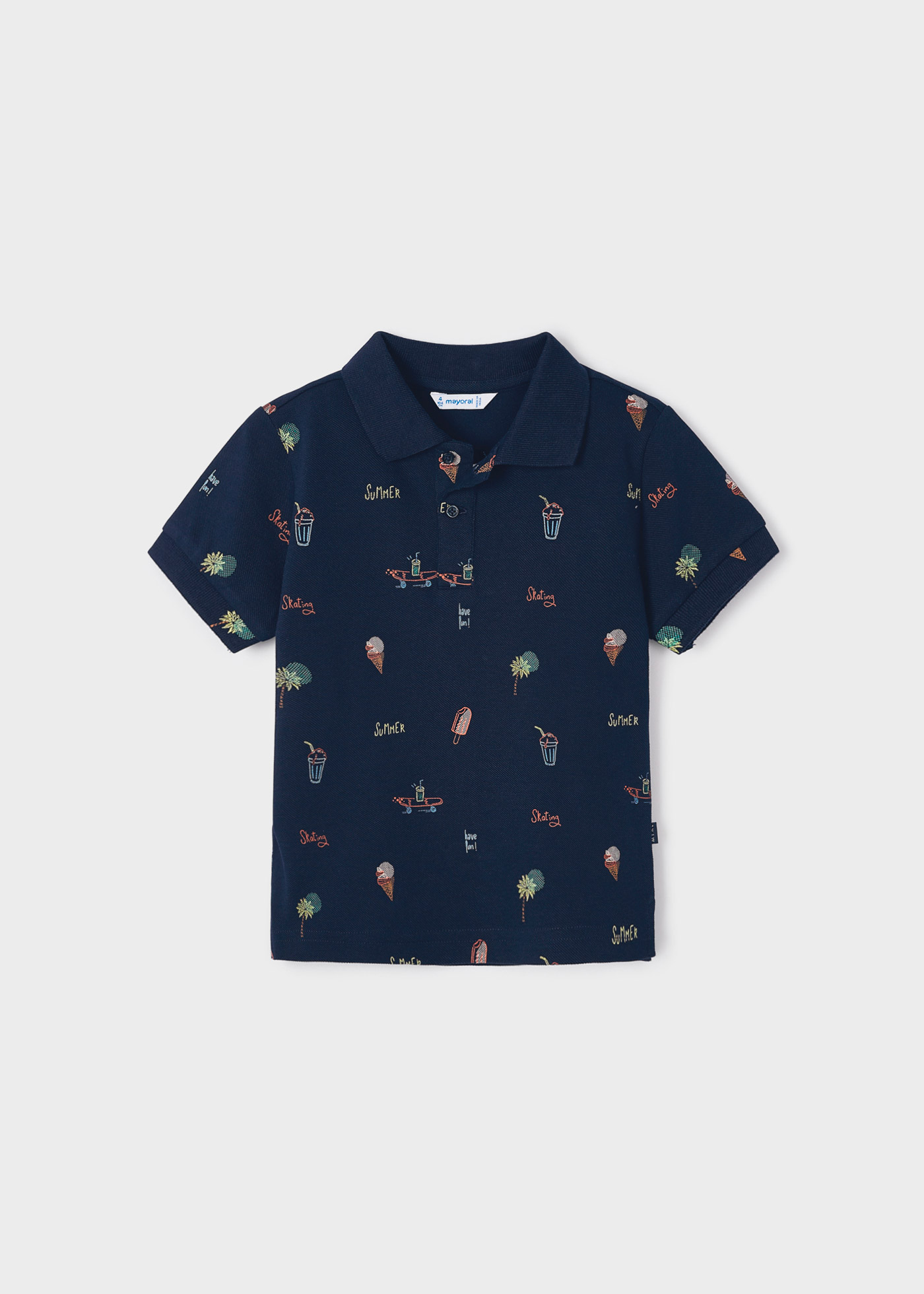 Camisa polo de manga curta com estampa, feita de algodão sustentável para meninos.