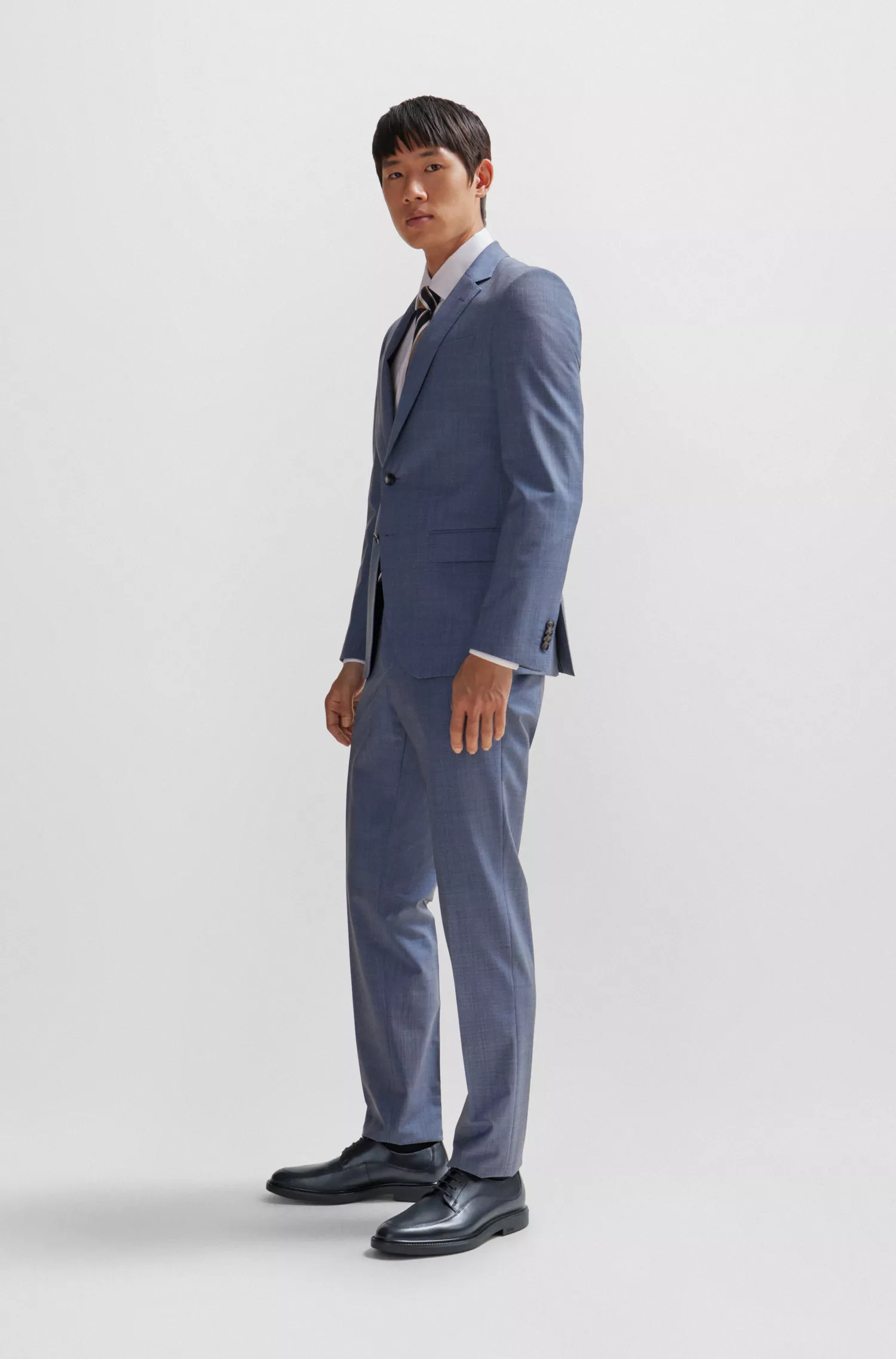 Sapatos Derby BOSS em couro preto com cadarço e detalhes de costura.
