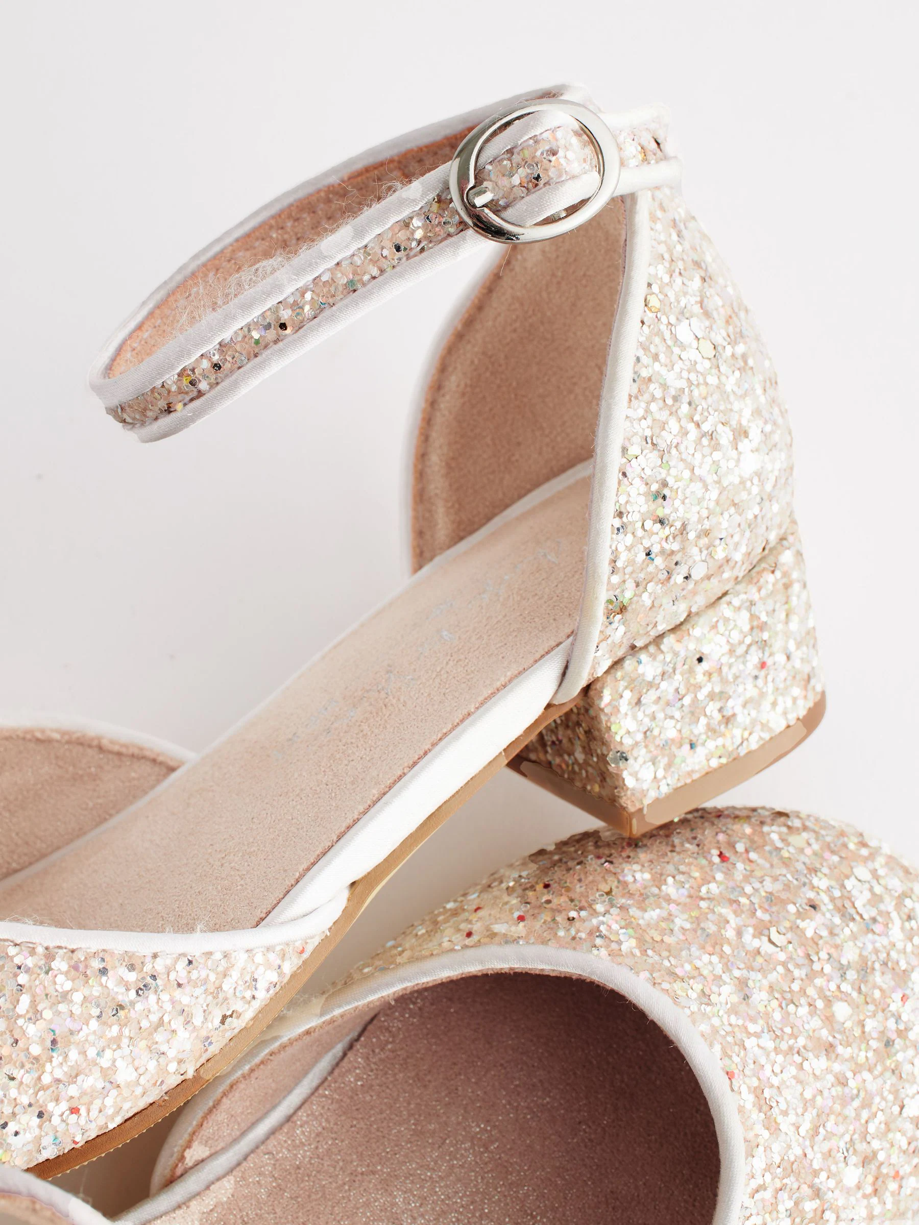 Ivoorkleurig met wit en glitter - Gelegenheidsschoenen met enkelbandje en lage hak