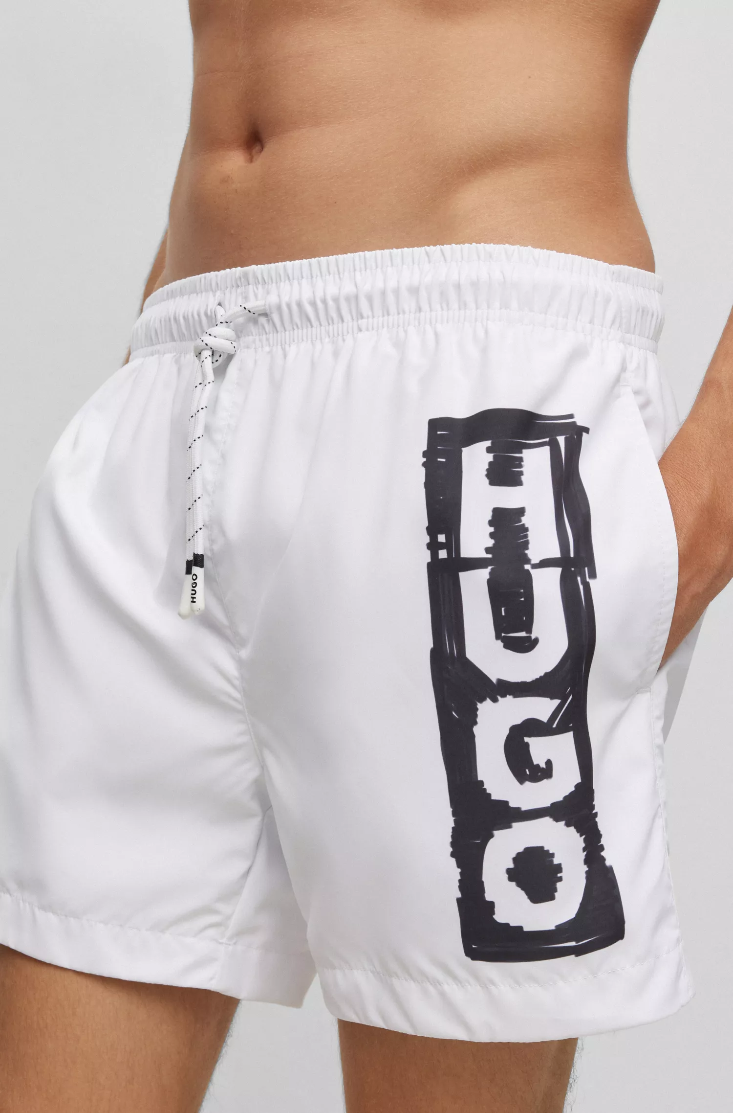 Calções de banho HUGO vermelhos de secagem rápida, feitos com material reciclado e com logotipo em marcador.