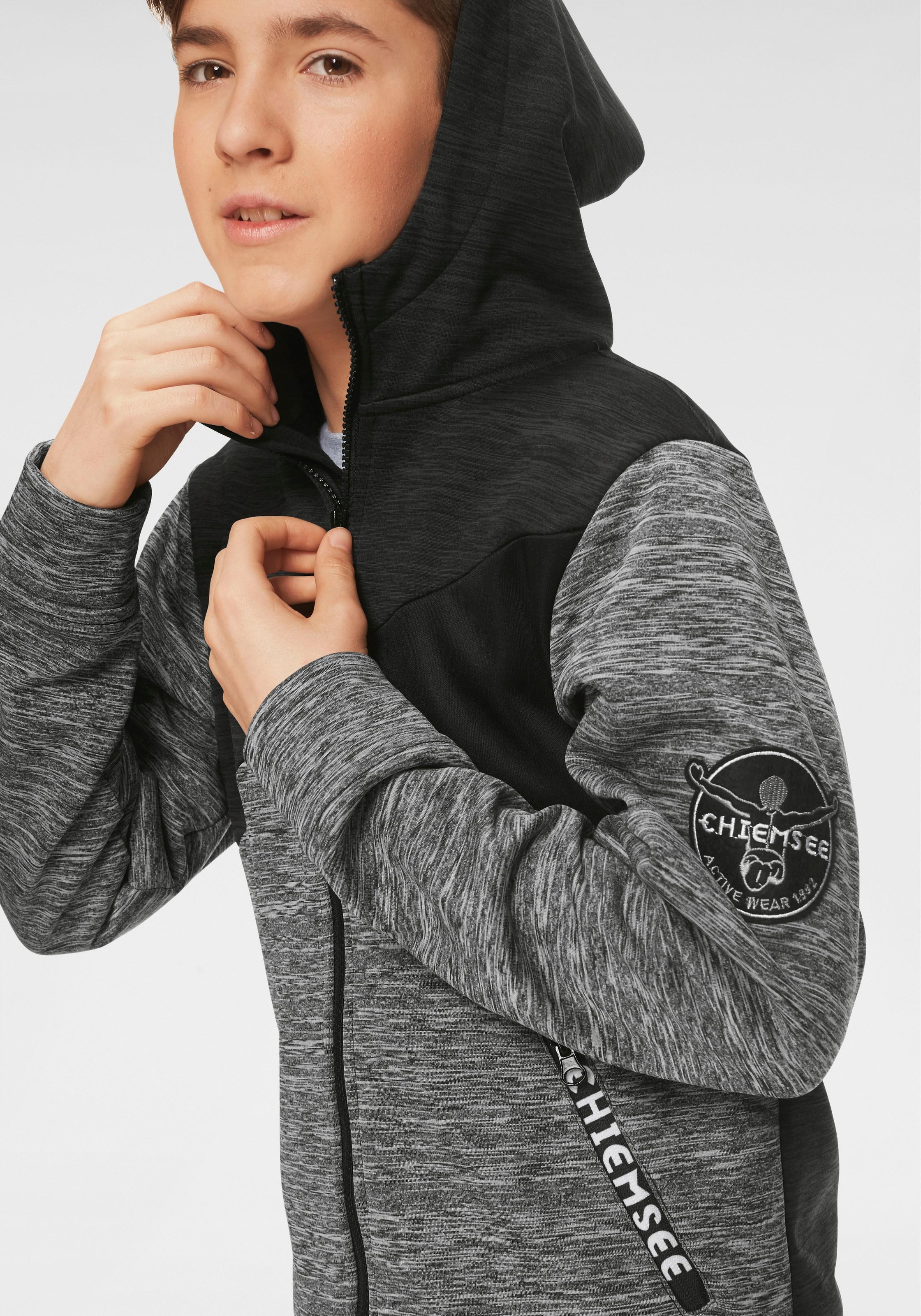 Chiemsee Softshelljacke mit Kapuze für kältere Tage,  aus Polyester,  modischer Look,  mit Kapuze