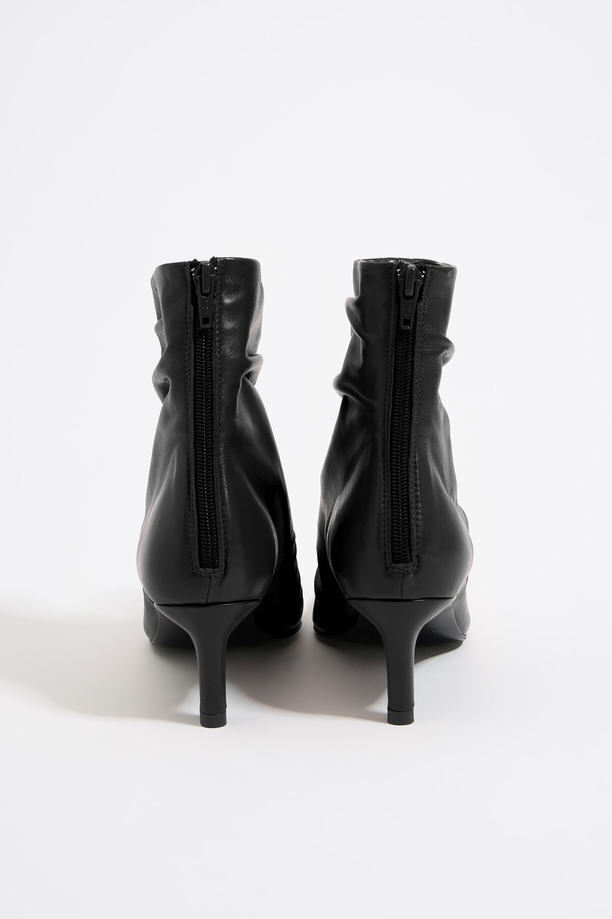 Botas de cano curto franzidas com salto em couro preto