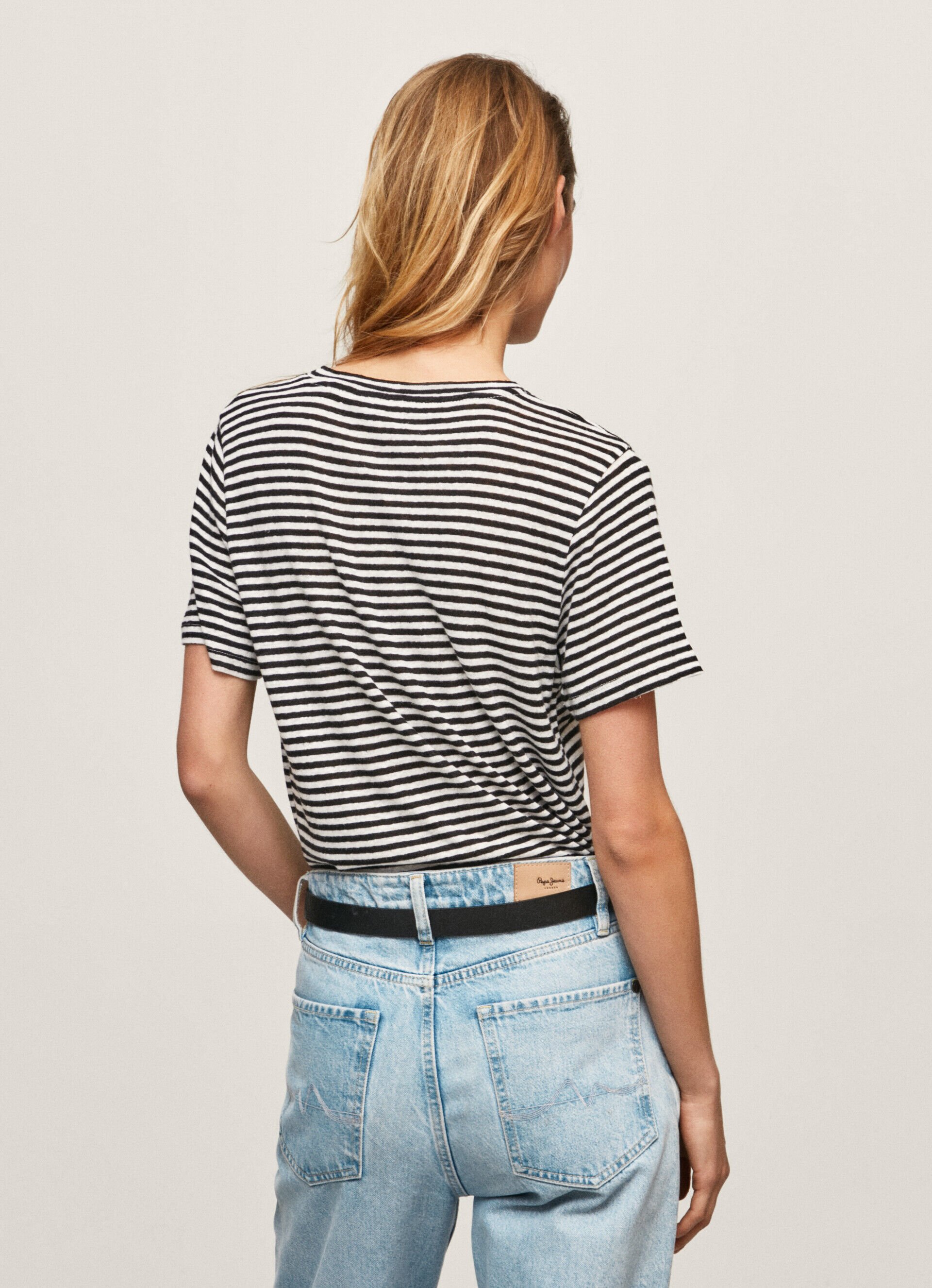 CAMISETA COM ESTAMPA DE LINHO LISTRADO - preta